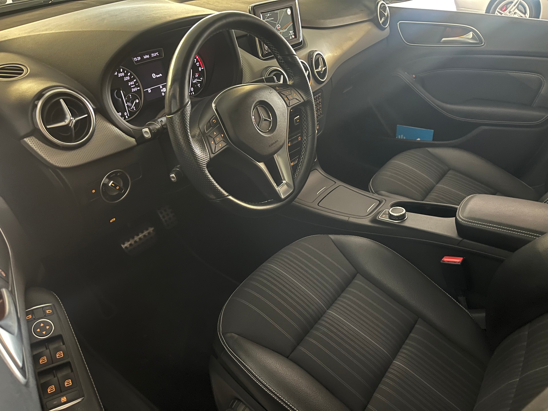 MERCEDES-BENZ B 180 7G-DCT-image-9