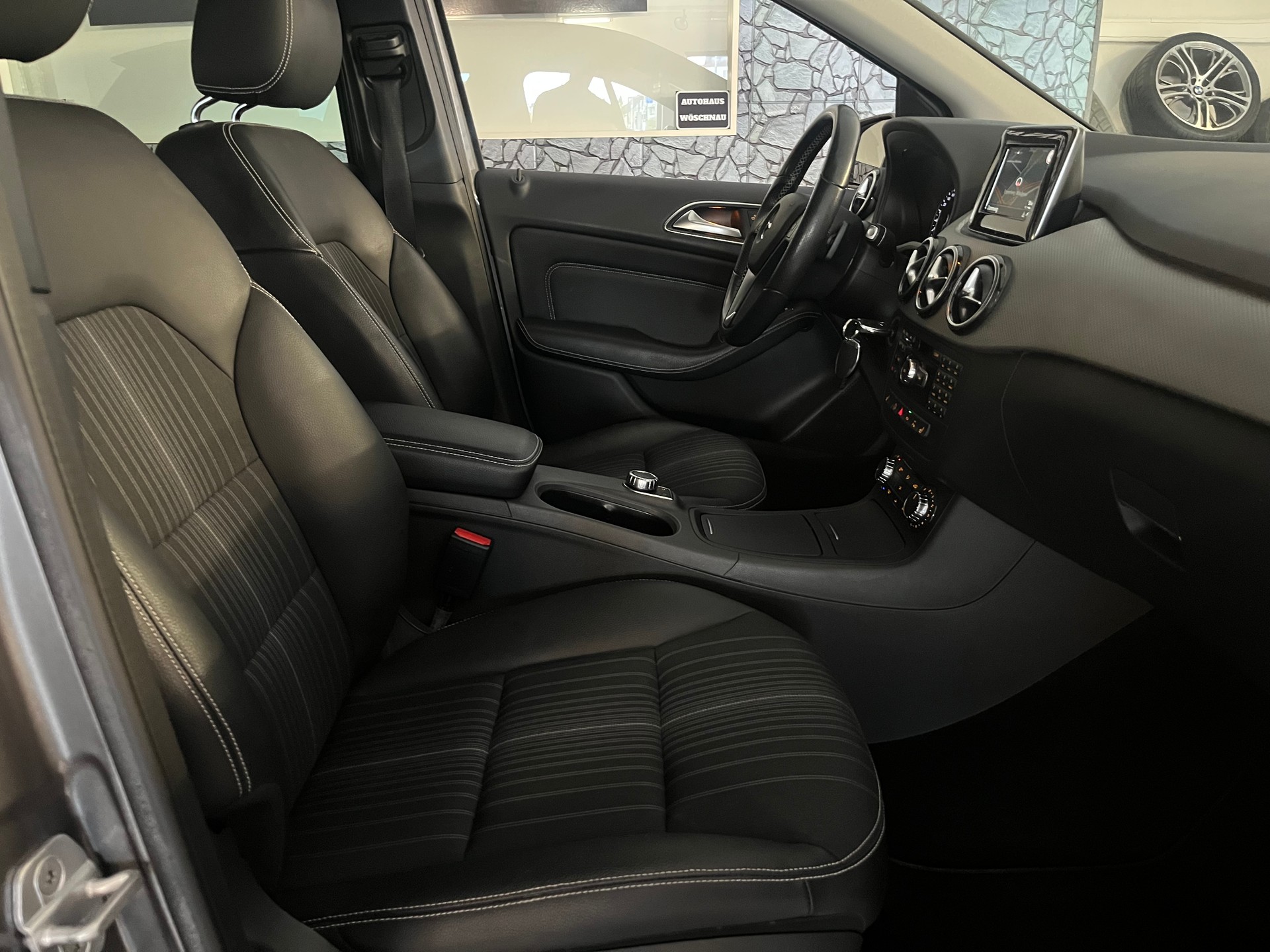 MERCEDES-BENZ B 180 7G-DCT-image-8