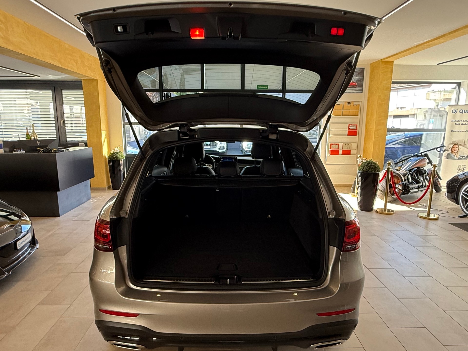 MERCEDES-BENZ GLC 300 d AMG Line 4Matic 9G-Tronic-image-4