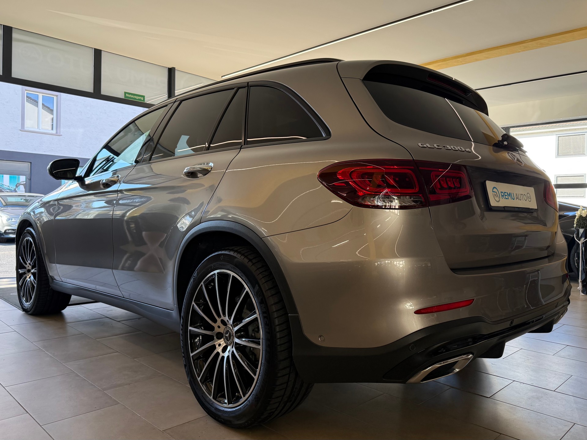 MERCEDES-BENZ GLC 300 d AMG Line 4Matic 9G-Tronic-image-5