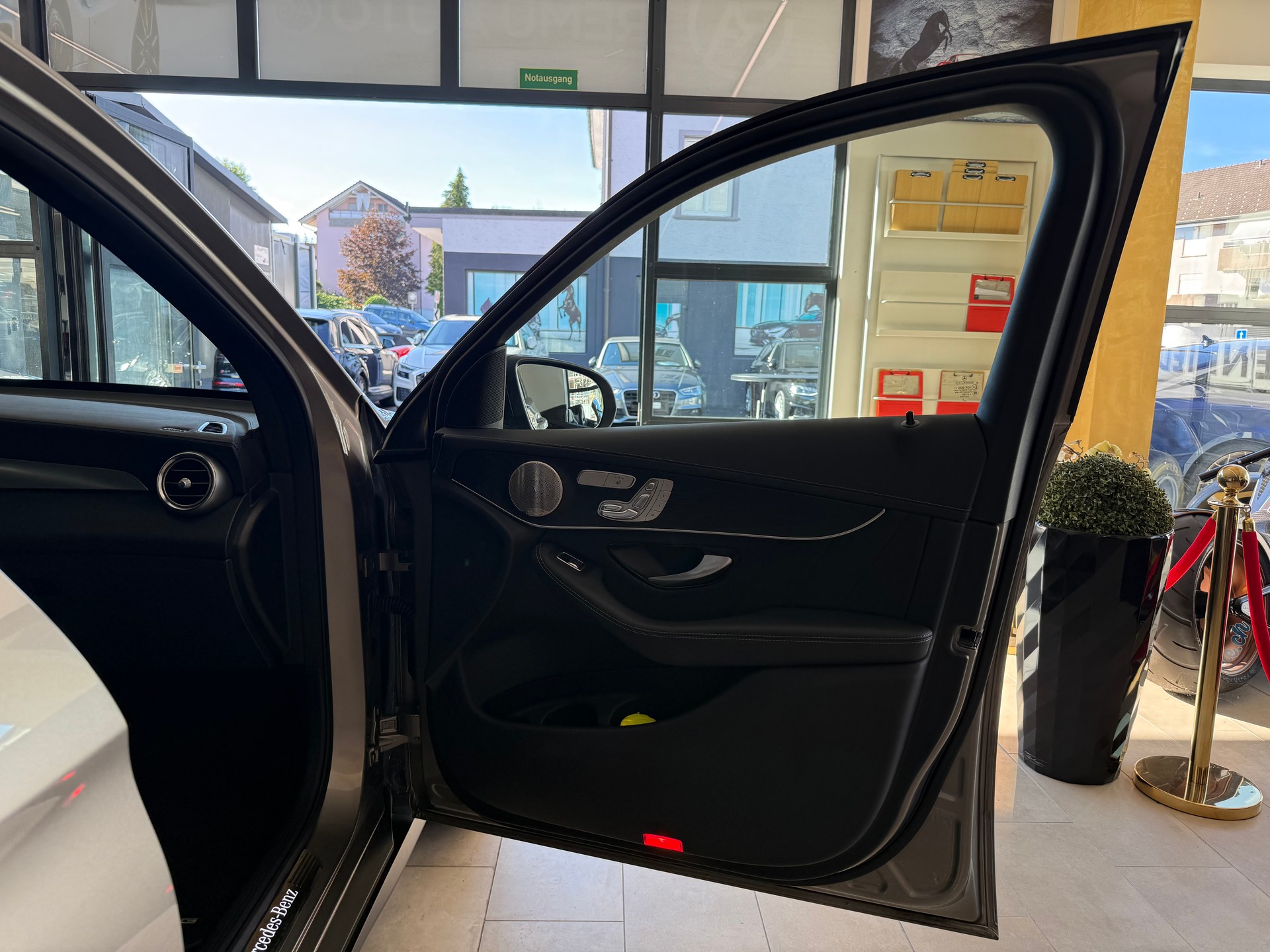 MERCEDES-BENZ GLC 300 d AMG Line 4Matic 9G-Tronic-image-15