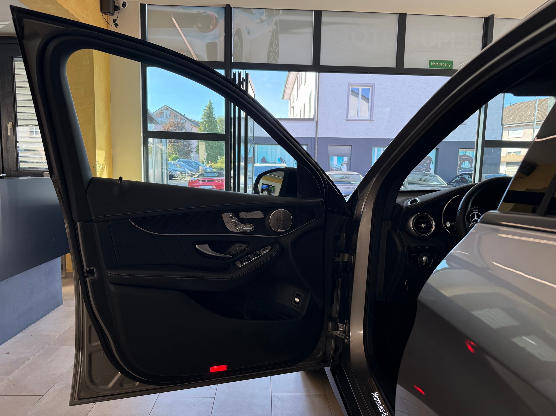 MERCEDES-BENZ GLC 300 d AMG Line 4Matic 9G-Tronic-image-9