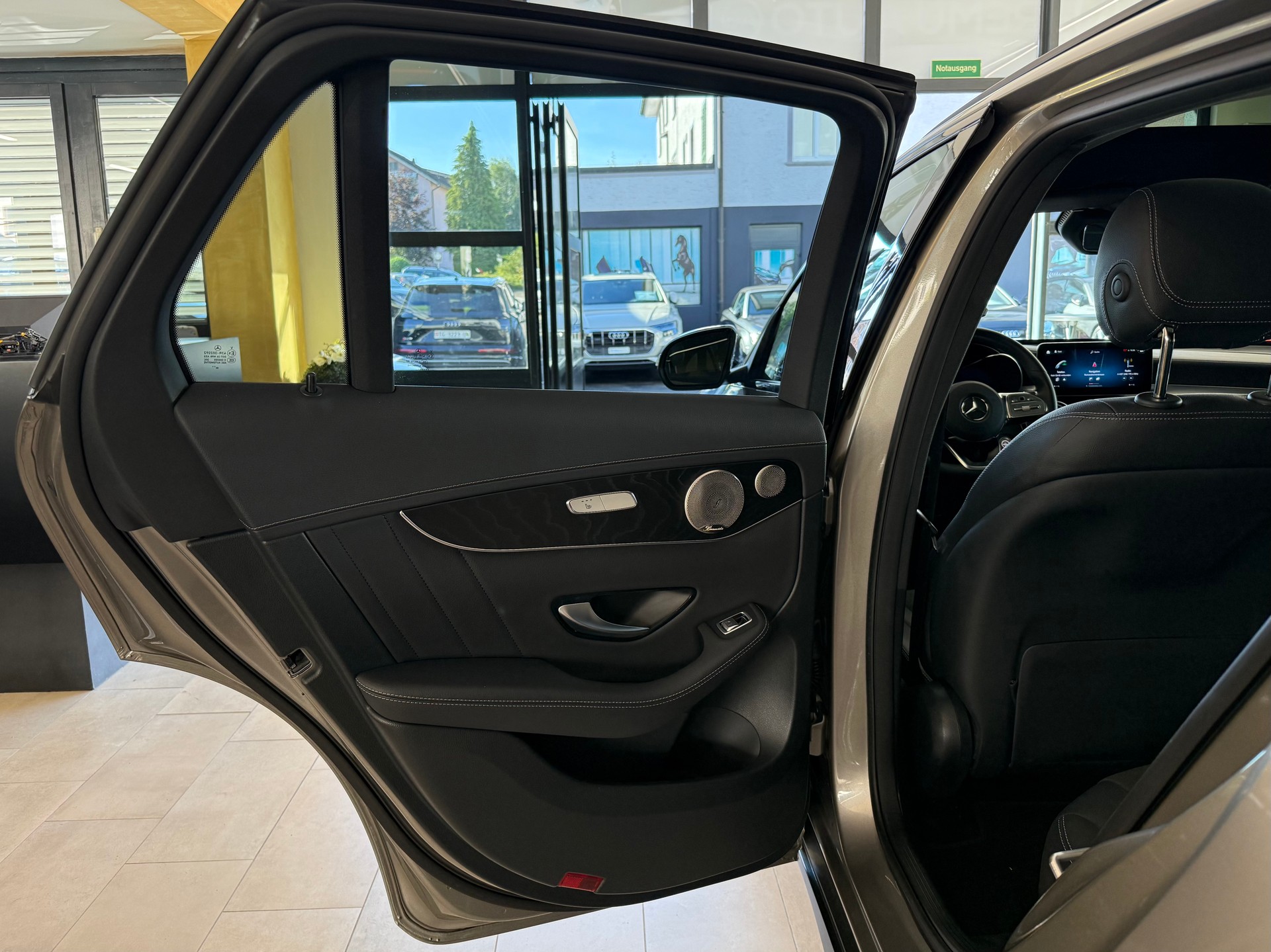 MERCEDES-BENZ GLC 300 d AMG Line 4Matic 9G-Tronic-image-19