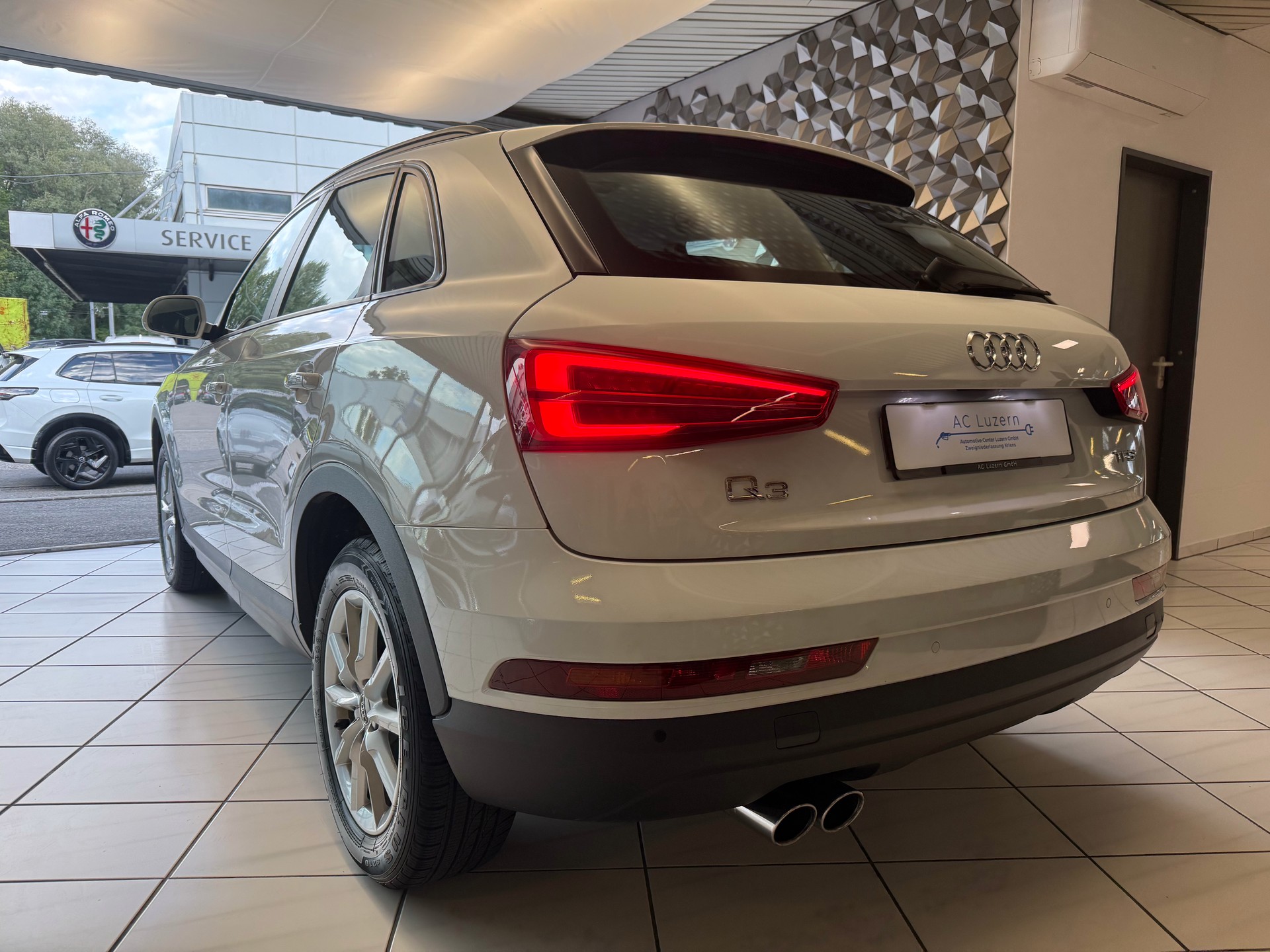 AUDI Q3 1.4 TFSI S-tronic-showroom-element-1