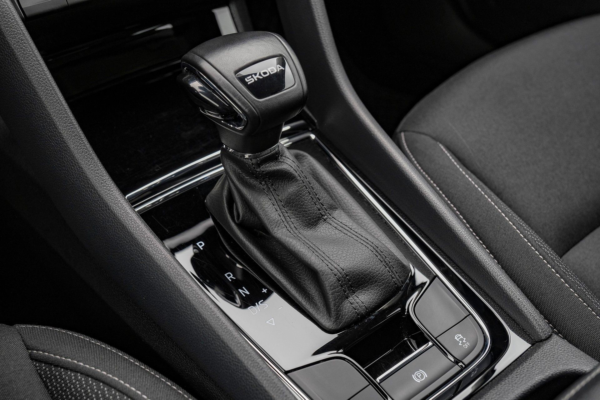 SKODA Karoq 1.5 TSI Fresh DSG-image-20