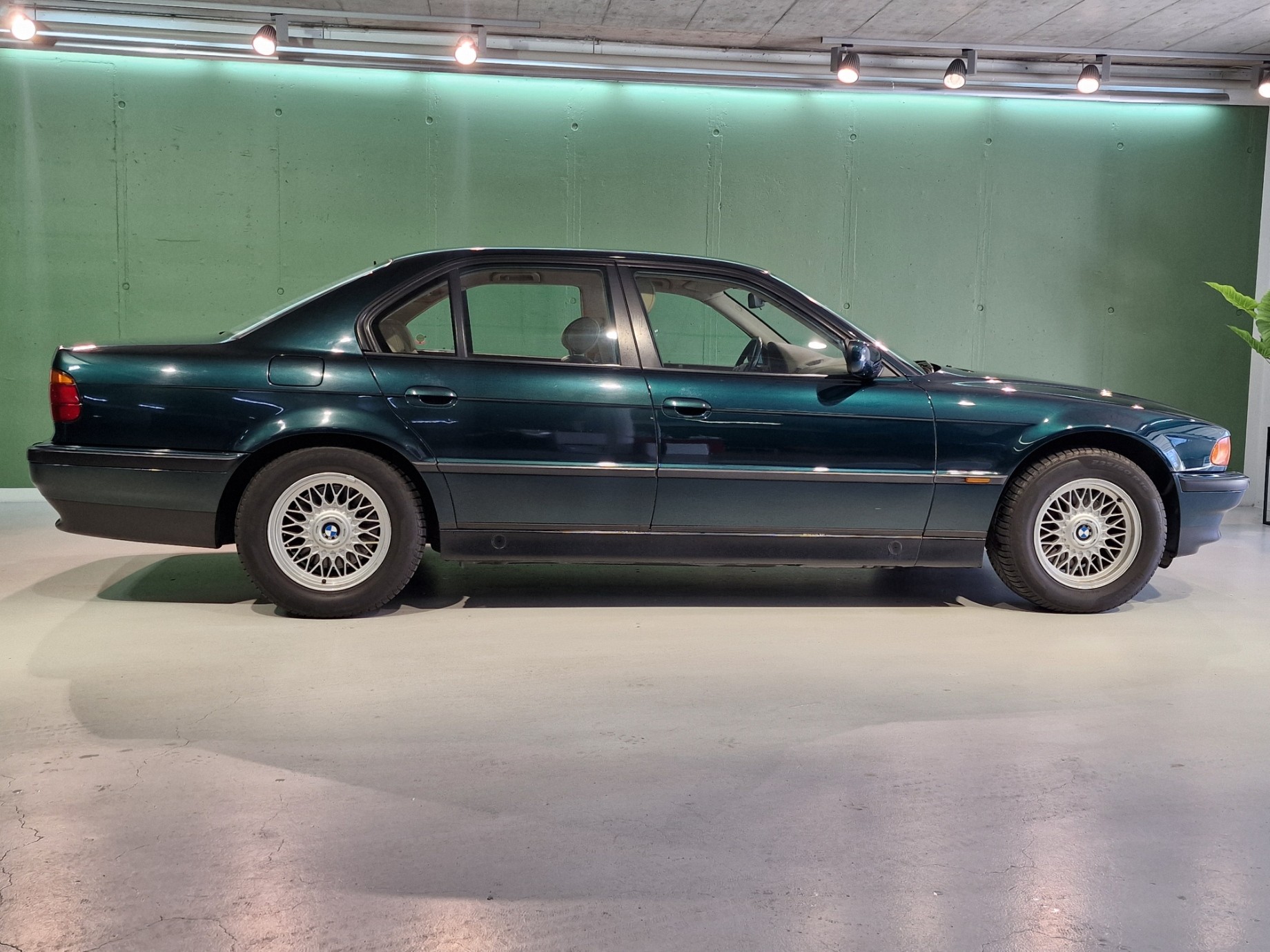 BMW 728i-image-3