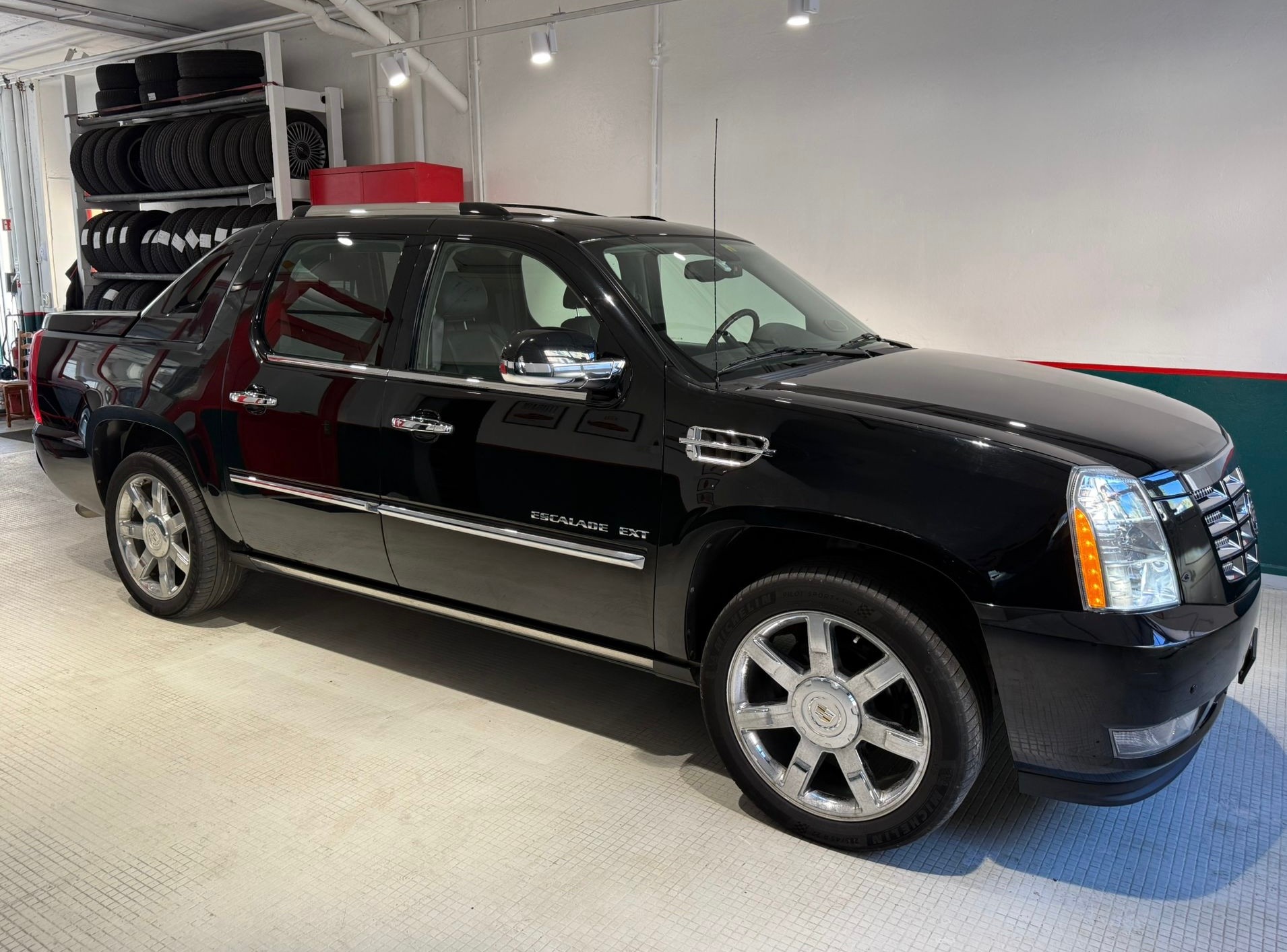 CADILLAC Escalade 6.2 Sport Luxury Pickup-showroom-element-2