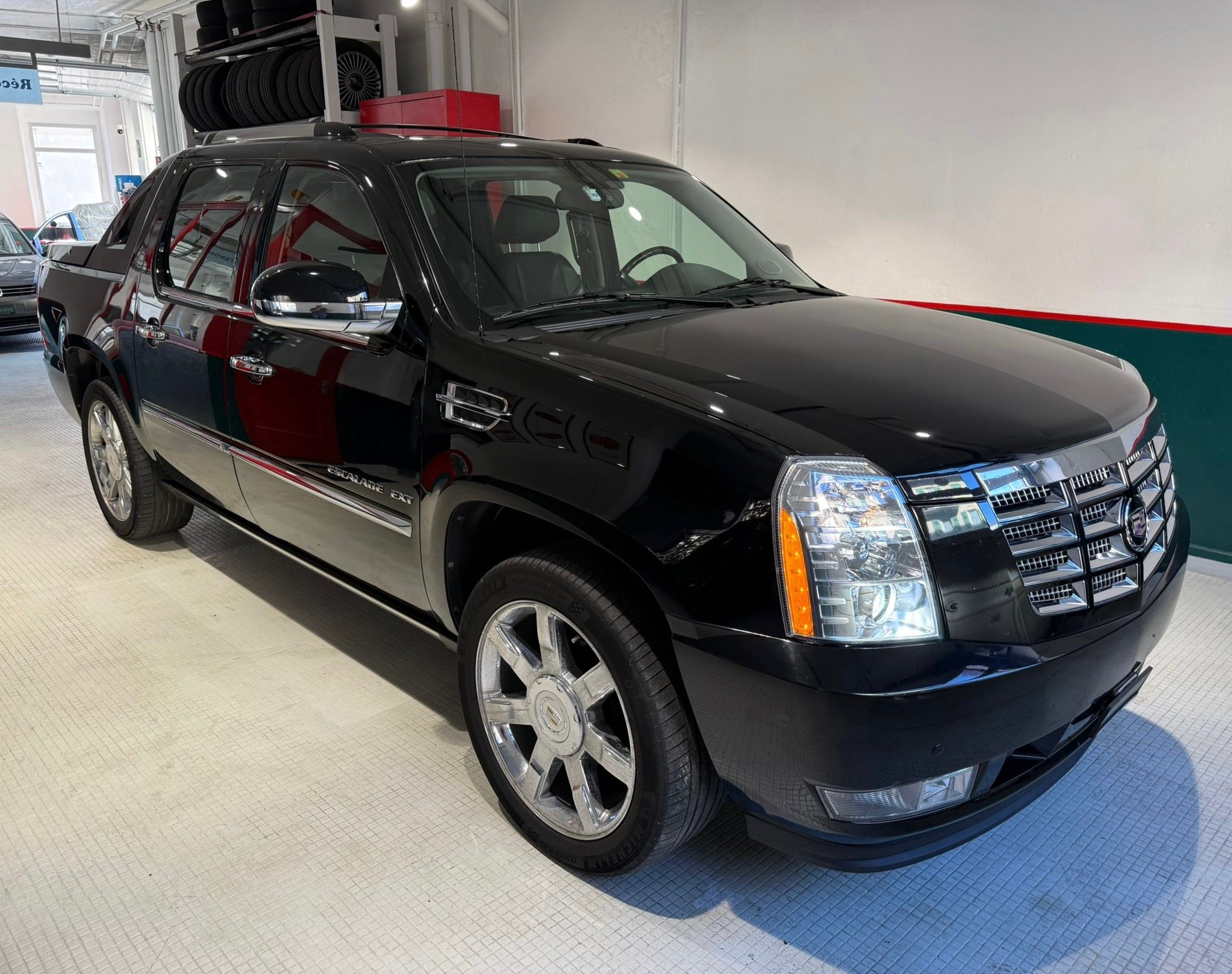 CADILLAC Escalade 6.2 Sport Luxury Pickup-showroom-element-1