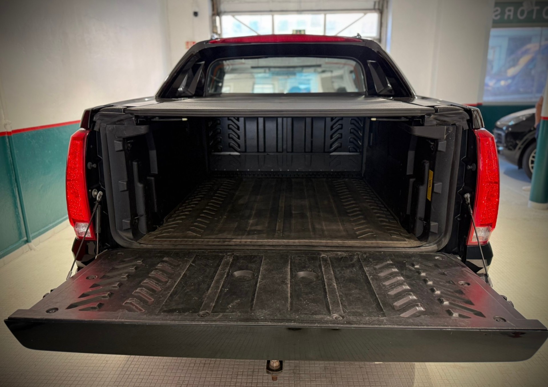 CADILLAC Escalade 6.2 Sport Luxury Pickup-image-6