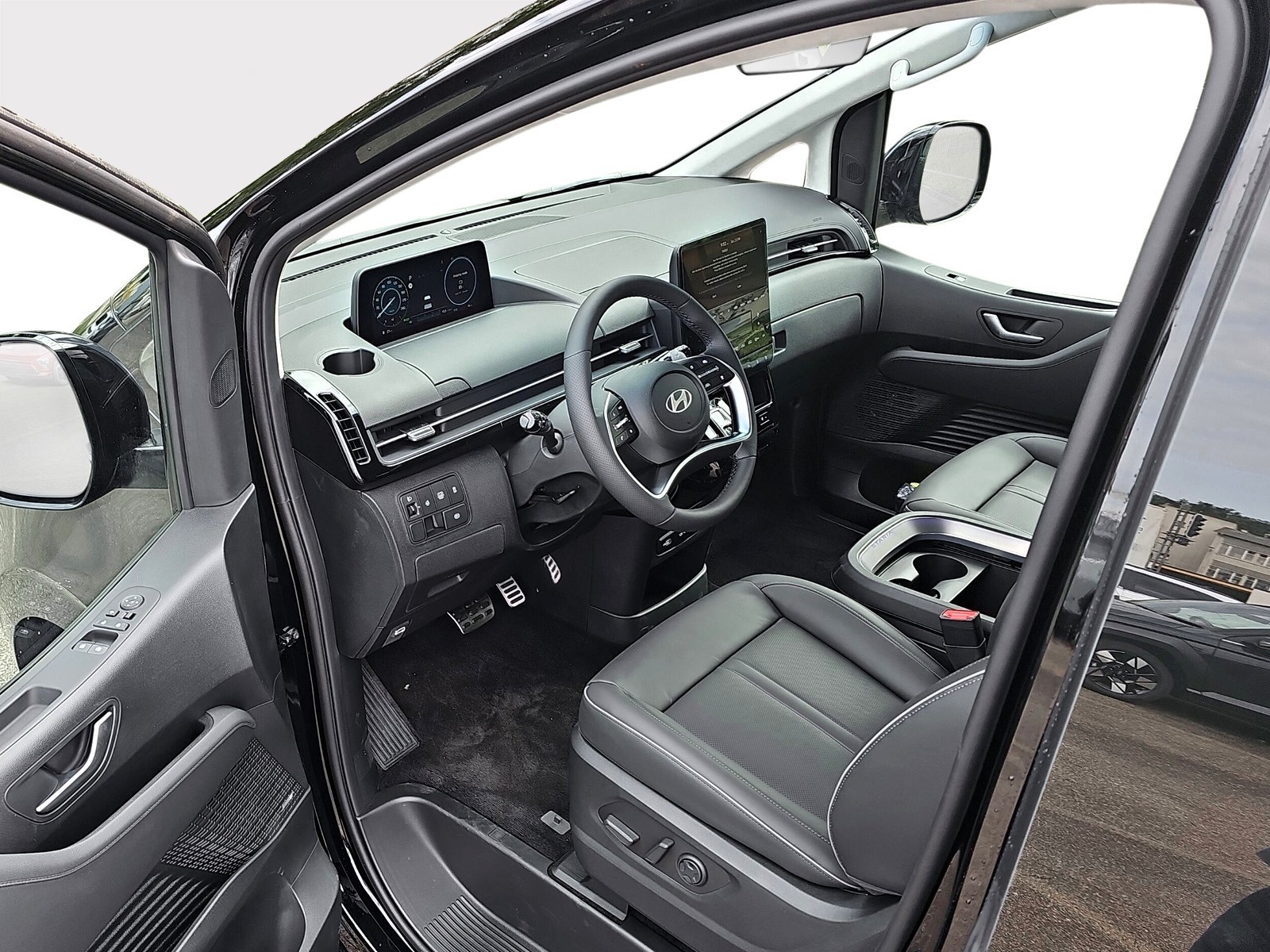 HYUNDAI Staria Premium 1.6 T-GDi HEV Vertex A-image-4