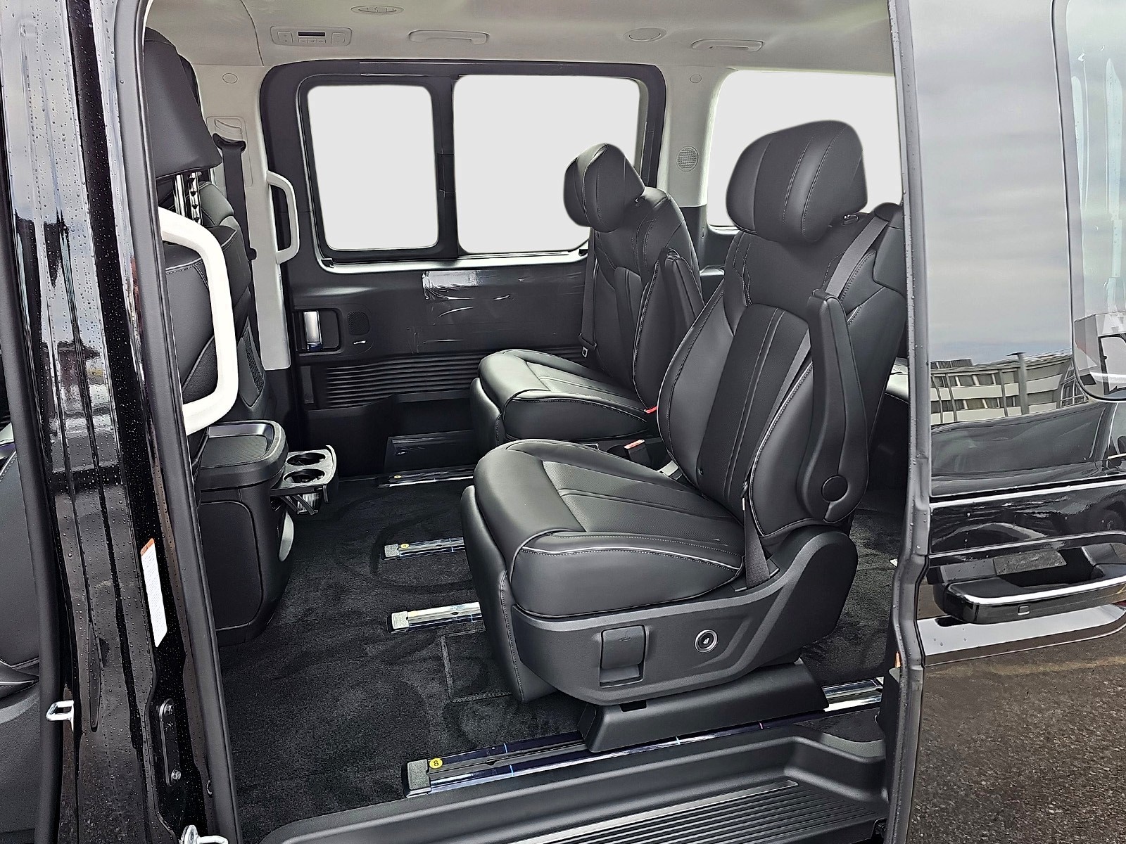 HYUNDAI Staria Premium 1.6 T-GDi HEV Vertex A-image-5