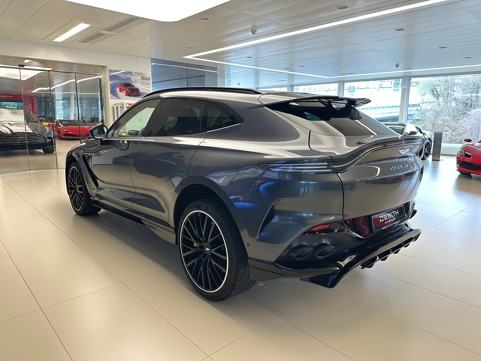 ASTON MARTIN DBX 707-image-6