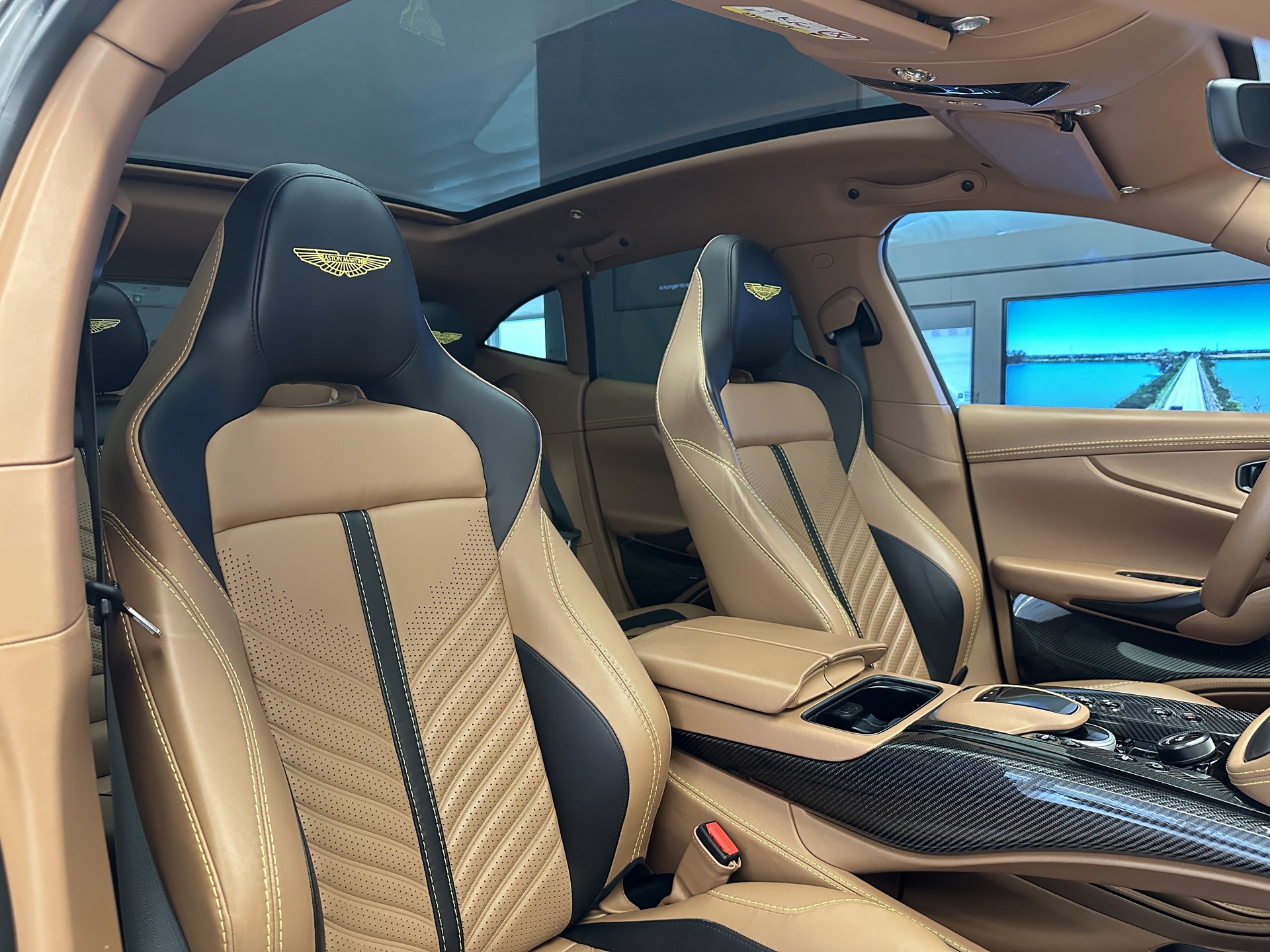 ASTON MARTIN DBX 707-image-9