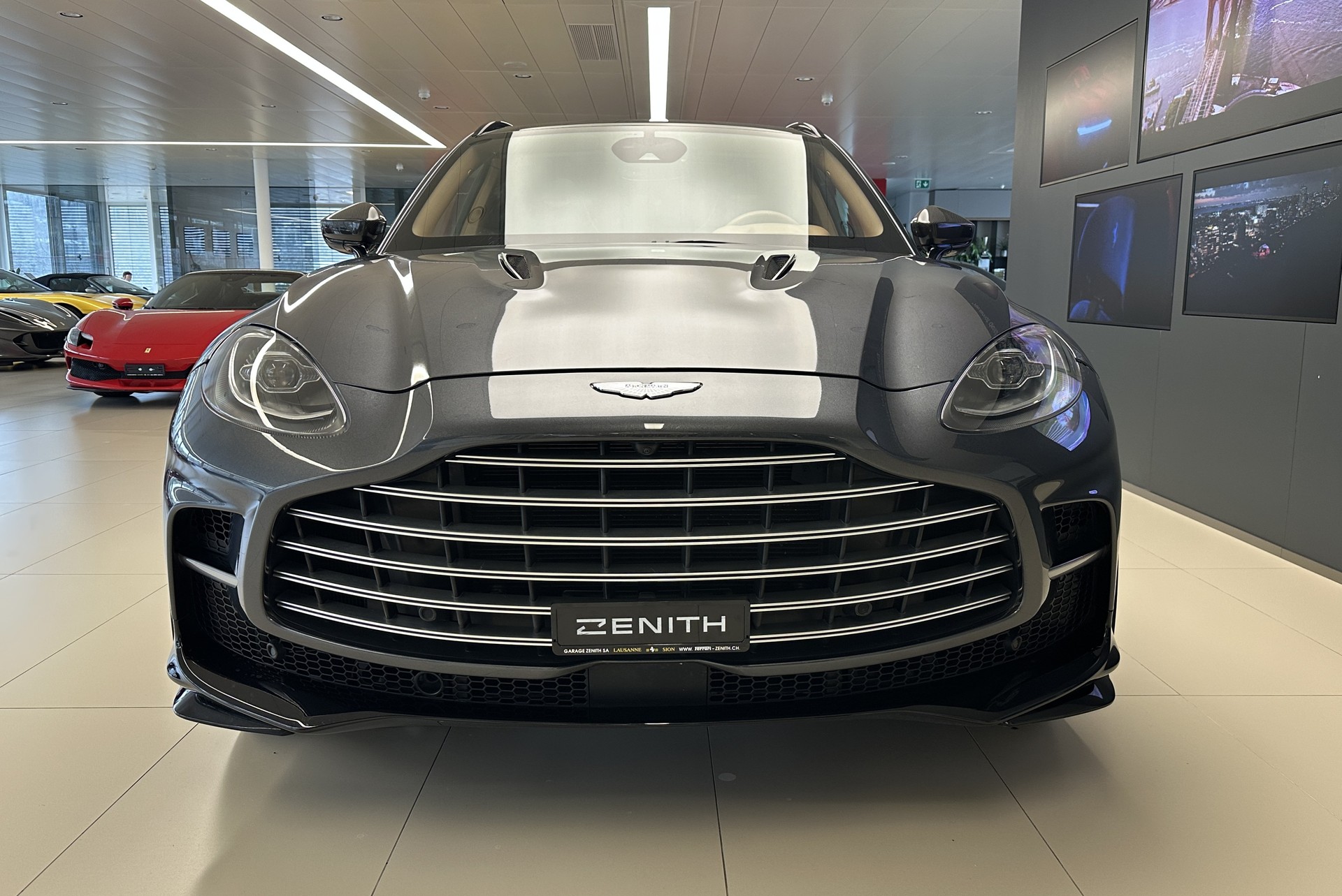 ASTON MARTIN DBX 707-image-1