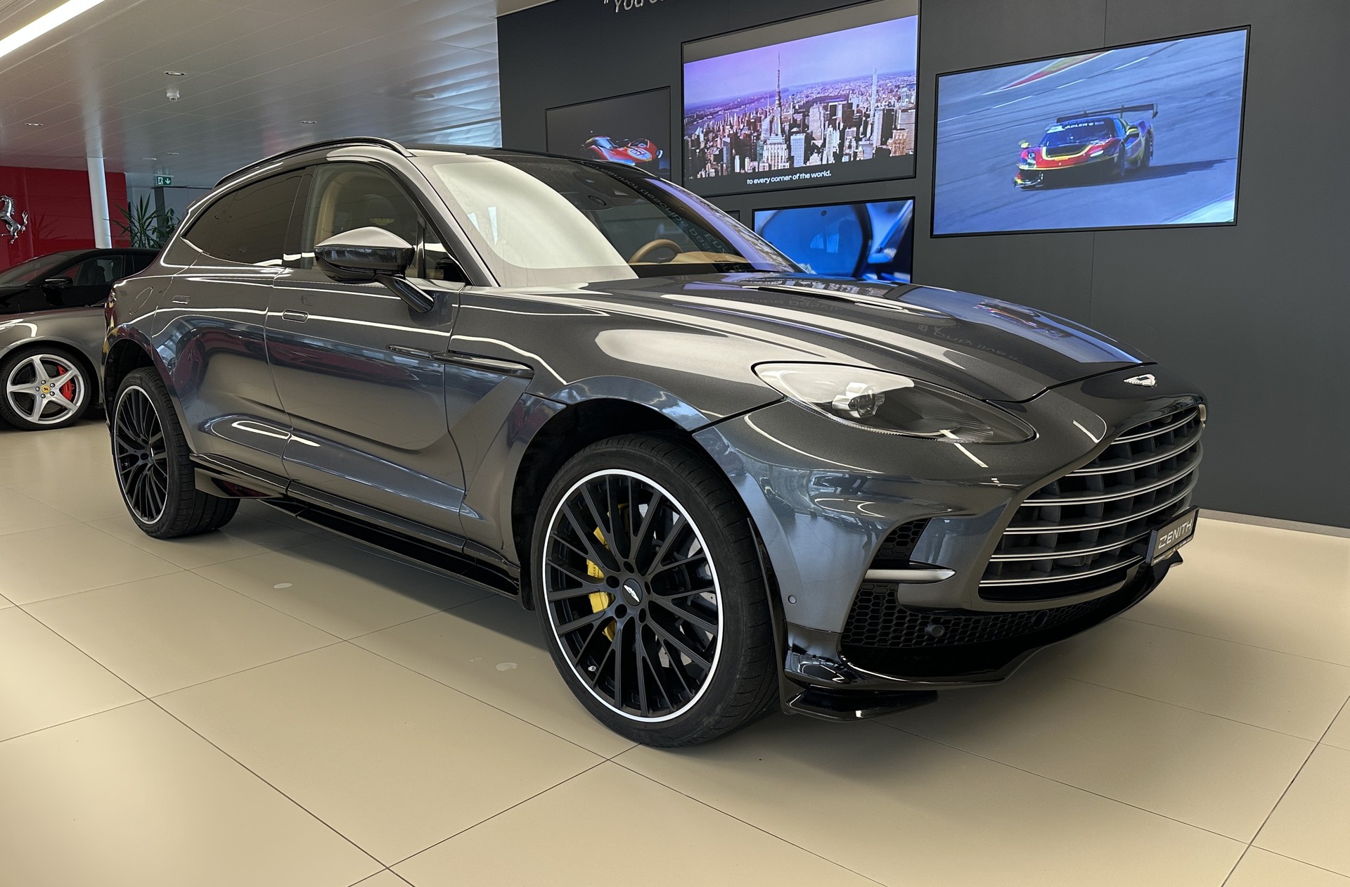 ASTON MARTIN DBX 707-image-2