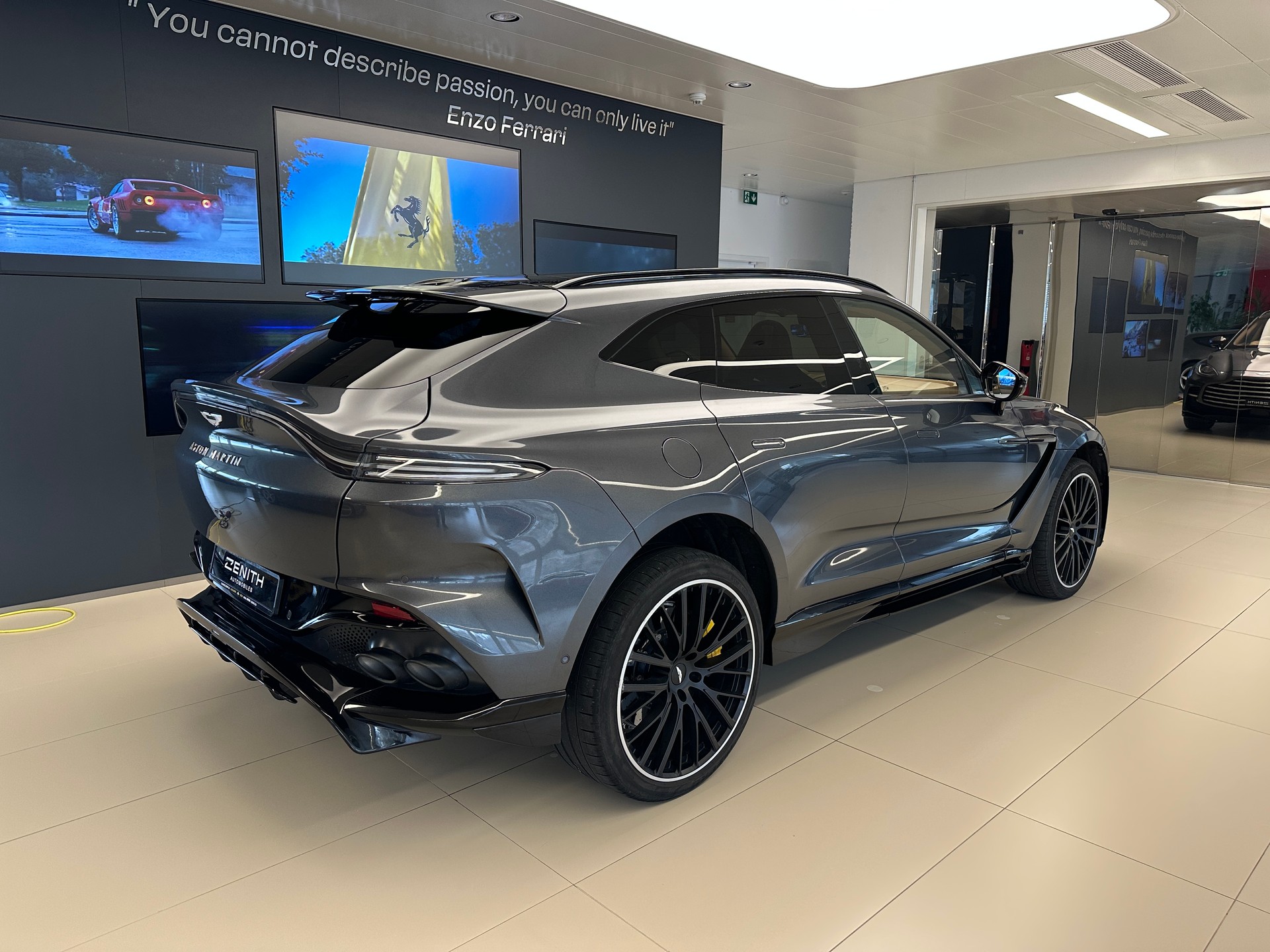 ASTON MARTIN DBX 707-image-4