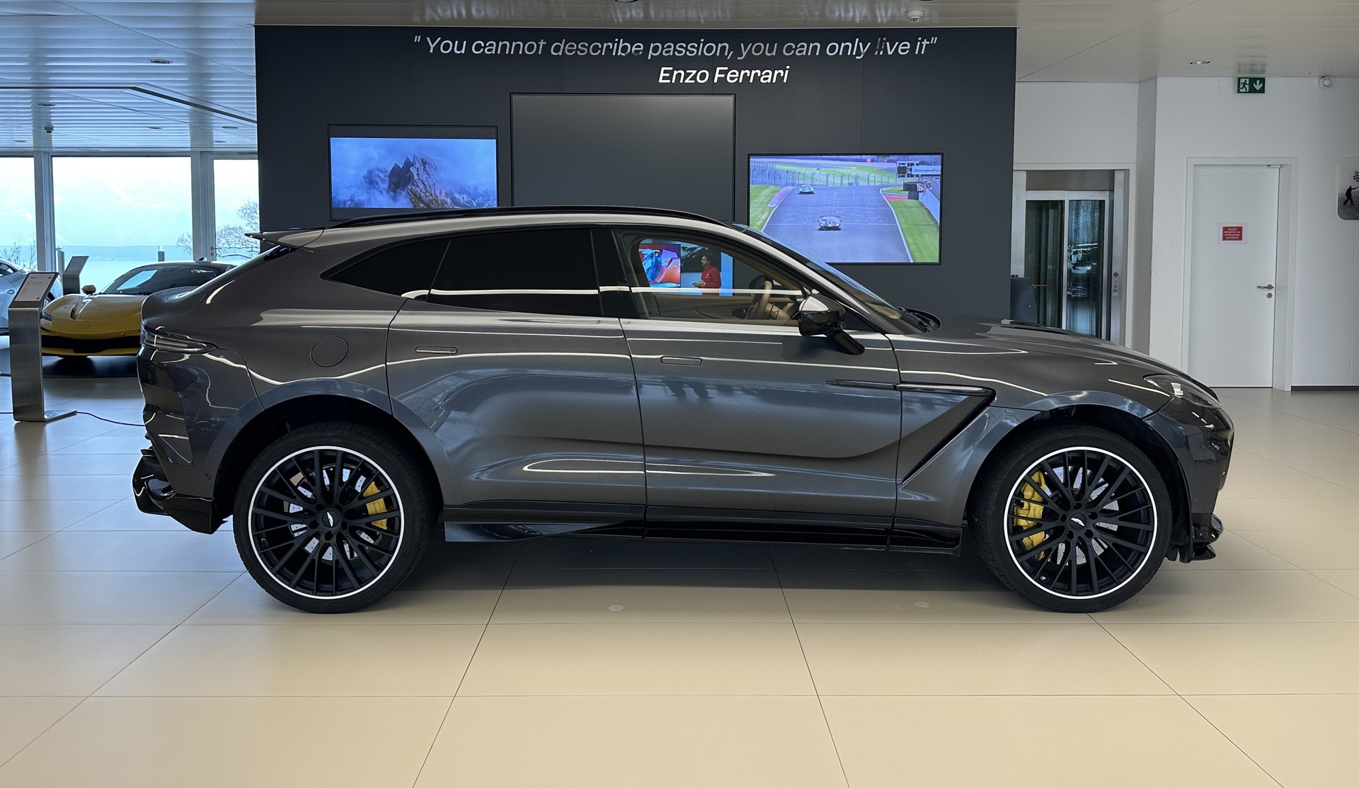 ASTON MARTIN DBX 707-image-3