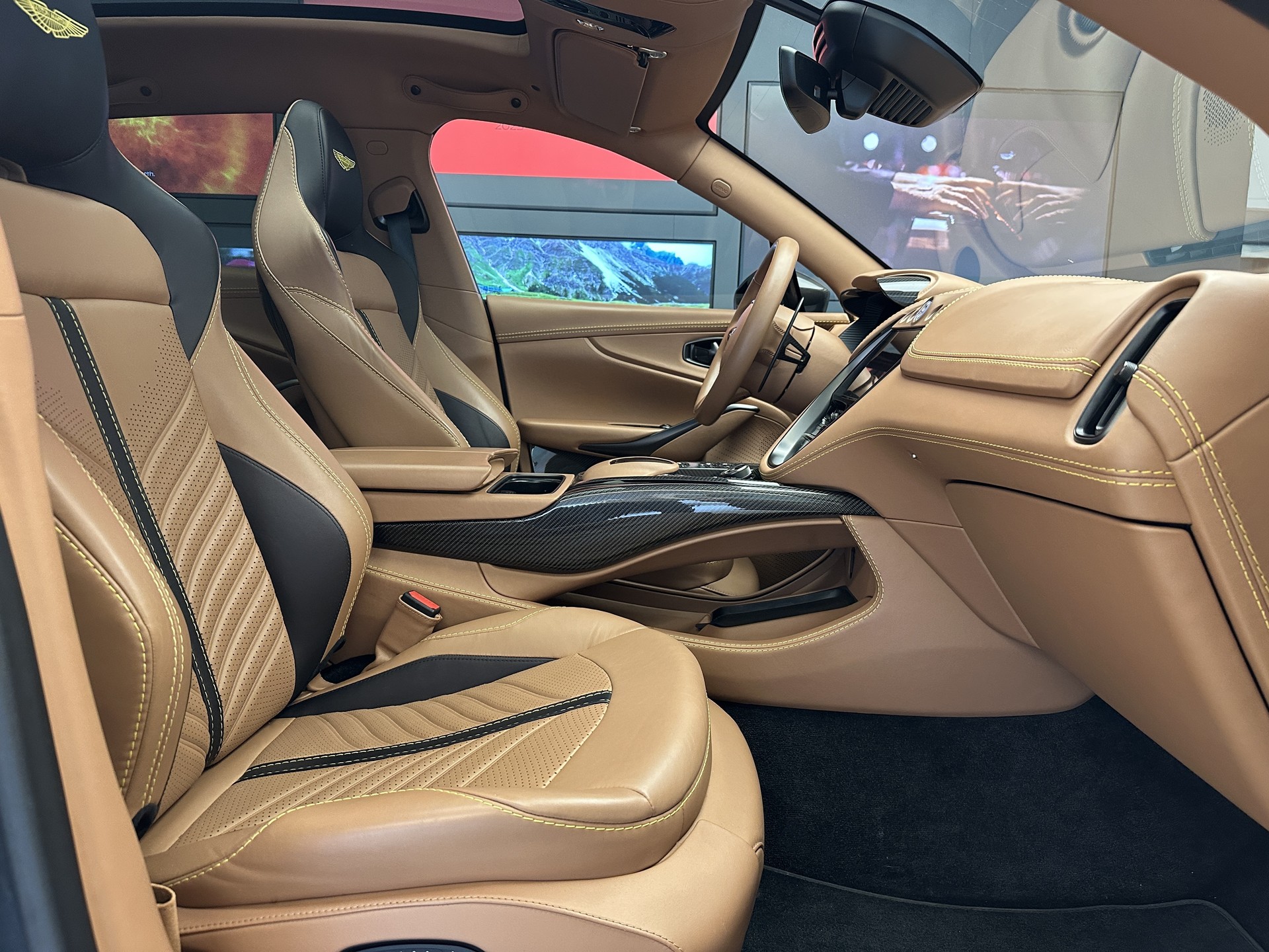 ASTON MARTIN DBX 707-image-8