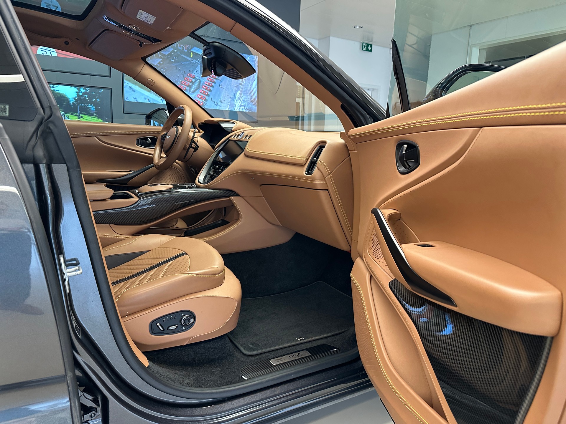 ASTON MARTIN DBX 707-image-7