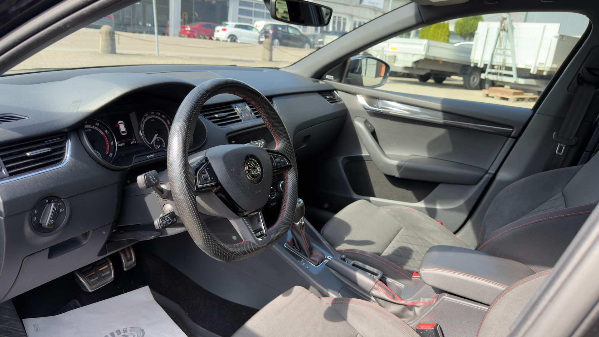 SKODA Octavia Combi 2.0 TSI RS DSG-image-8