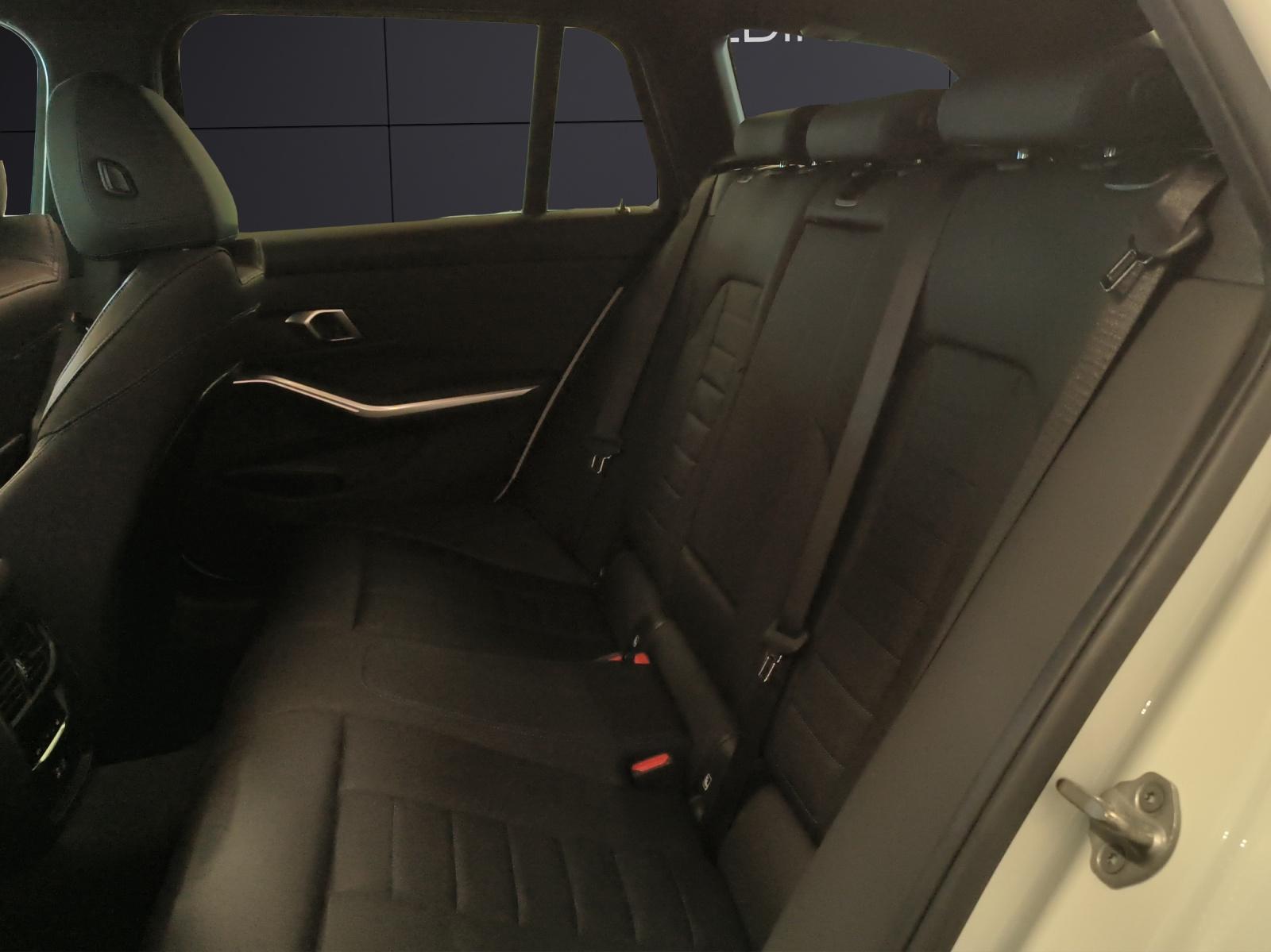 BMW 320d xDrive SAG Touring-image-12