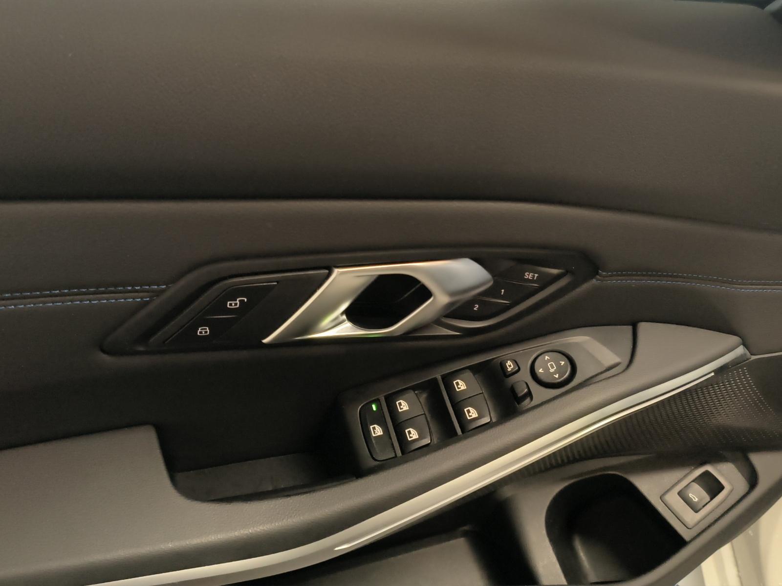 BMW 320d xDrive SAG Touring-image-10
