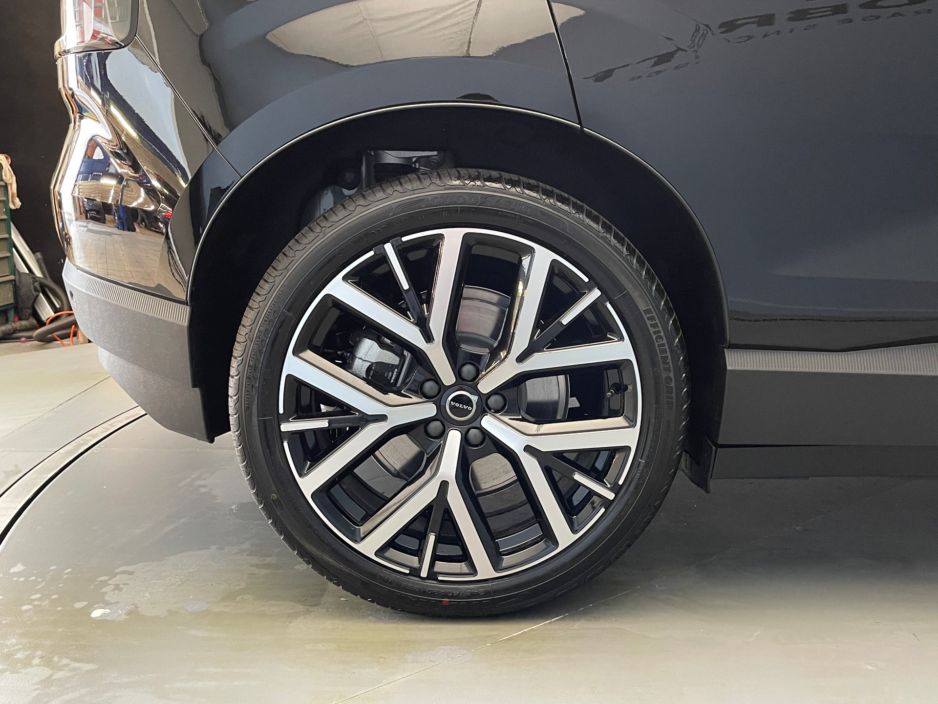 VOLVO EX30 E60 Plus Swiss Black Edition-image-4