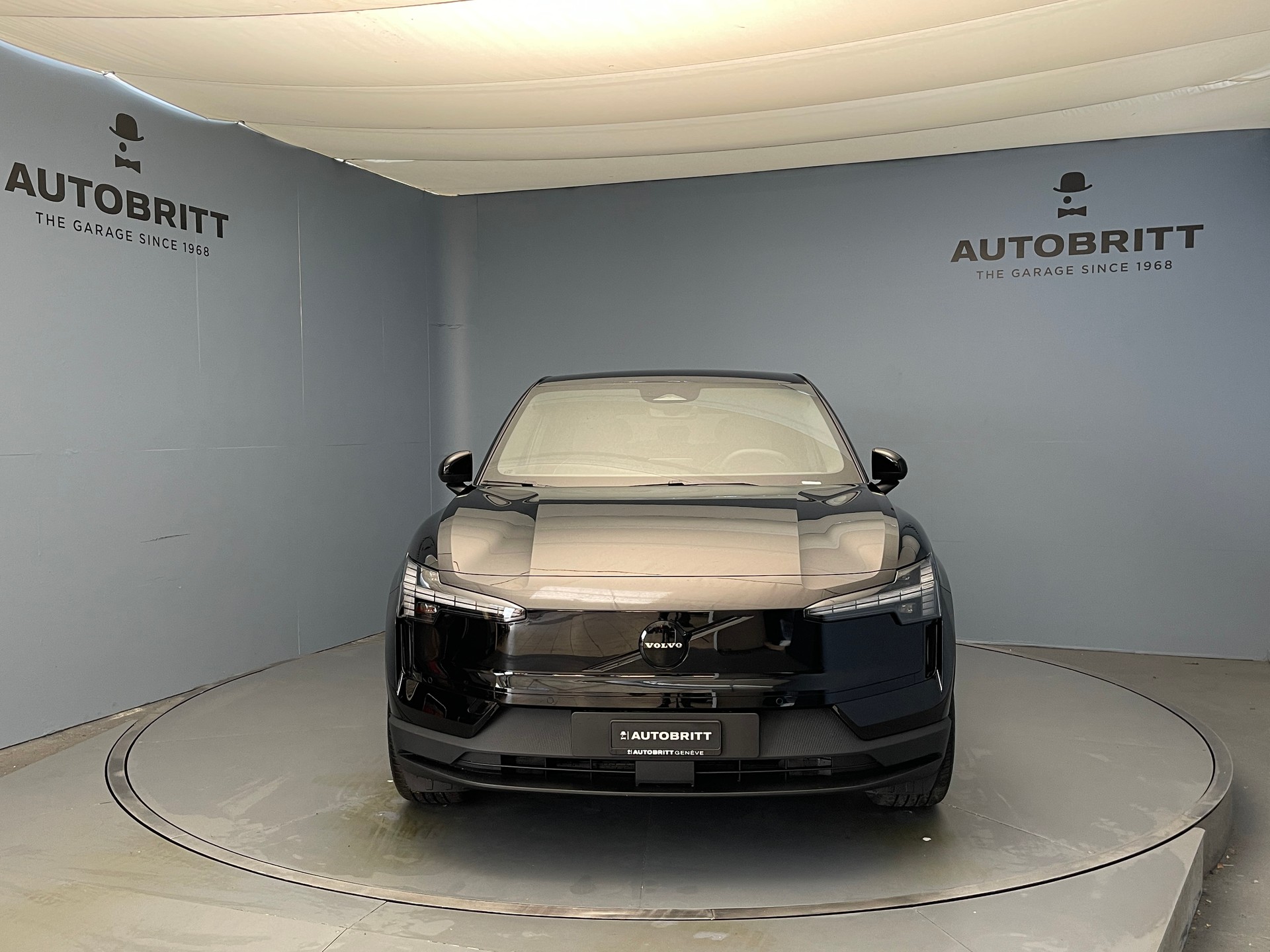 VOLVO EX30 E60 Plus Swiss Black Edition-showroom-element-3