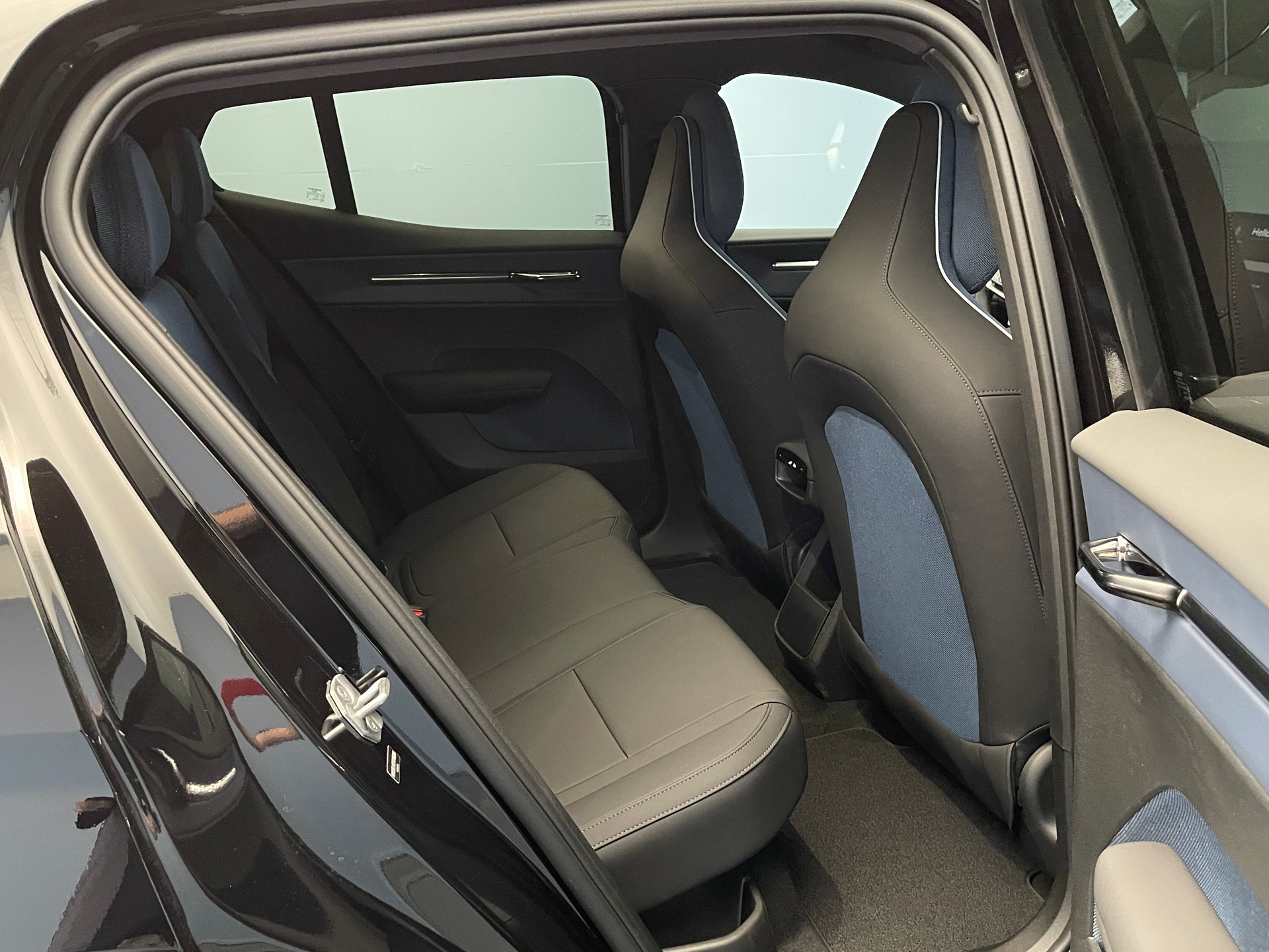 VOLVO EX30 E60 Plus Swiss Black Edition-image-9