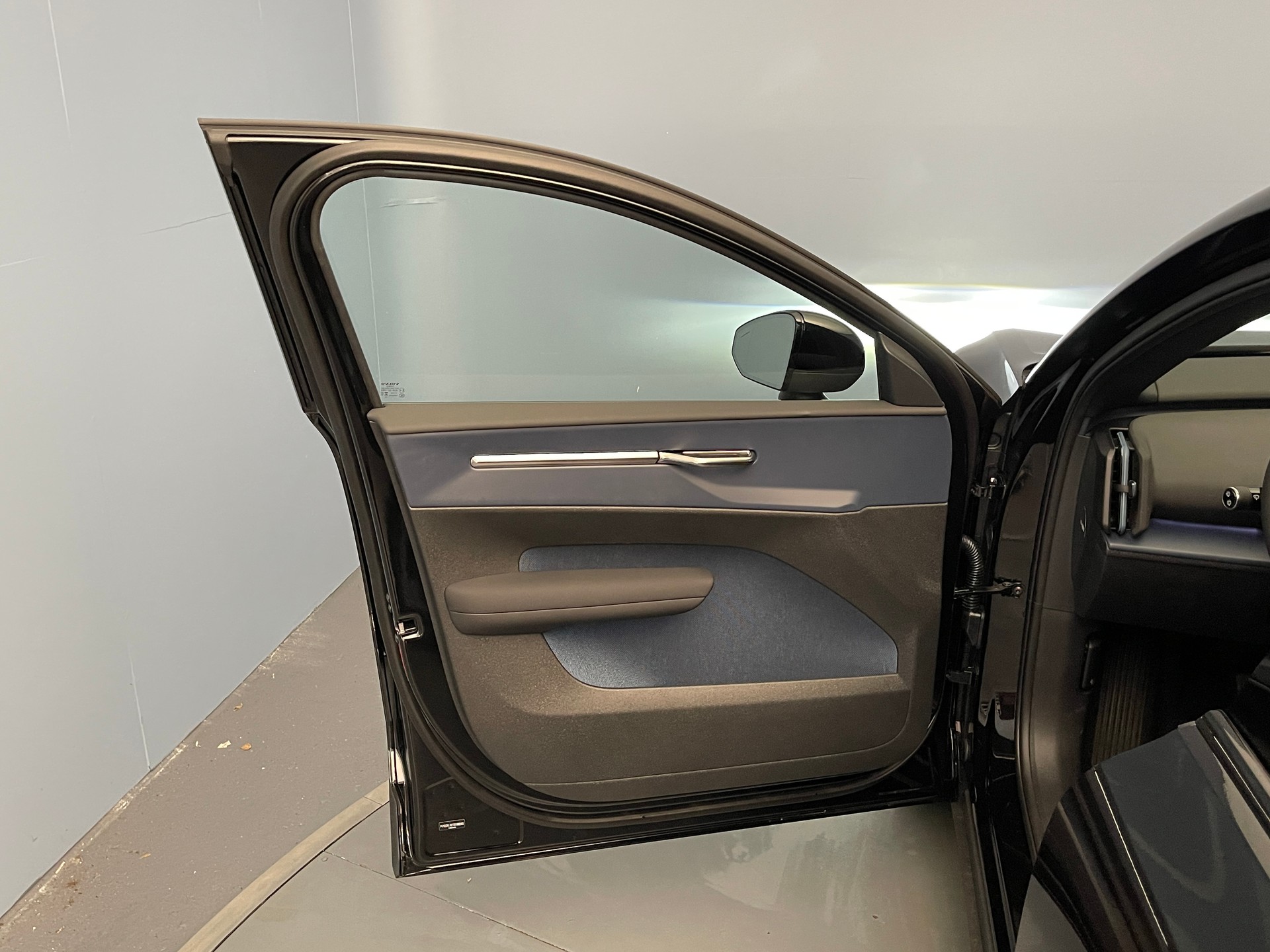 VOLVO EX30 E60 Plus Swiss Black Edition-image-10
