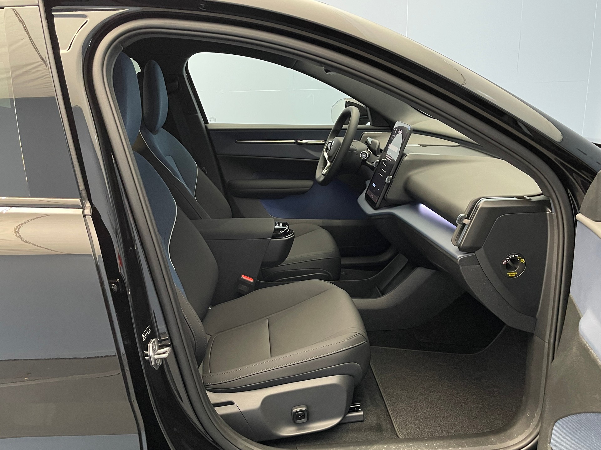 VOLVO EX30 E60 Plus Swiss Black Edition-image-7