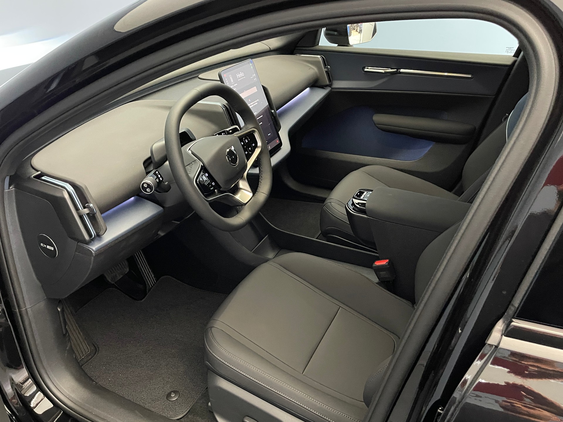 VOLVO EX30 E60 Plus Swiss Black Edition-image-12