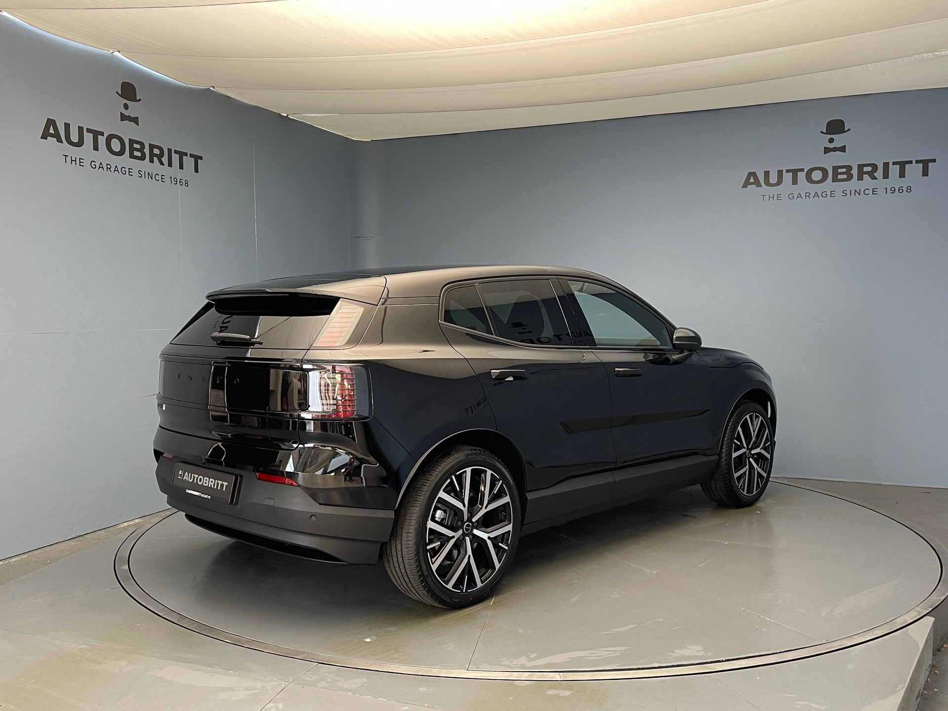 VOLVO EX30 E60 Plus Swiss Black Edition-image-5