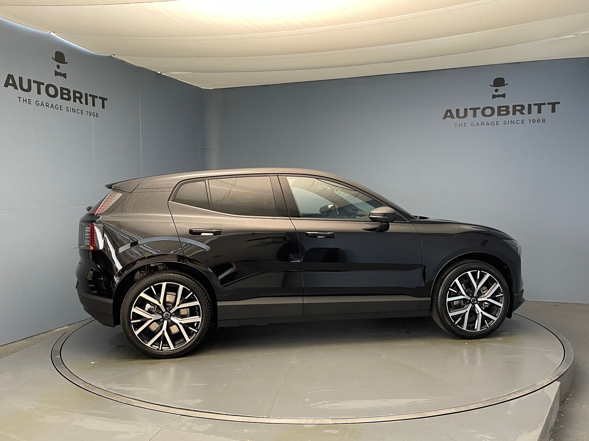 VOLVO EX30 E60 Plus Swiss Black Edition-showroom-element-2