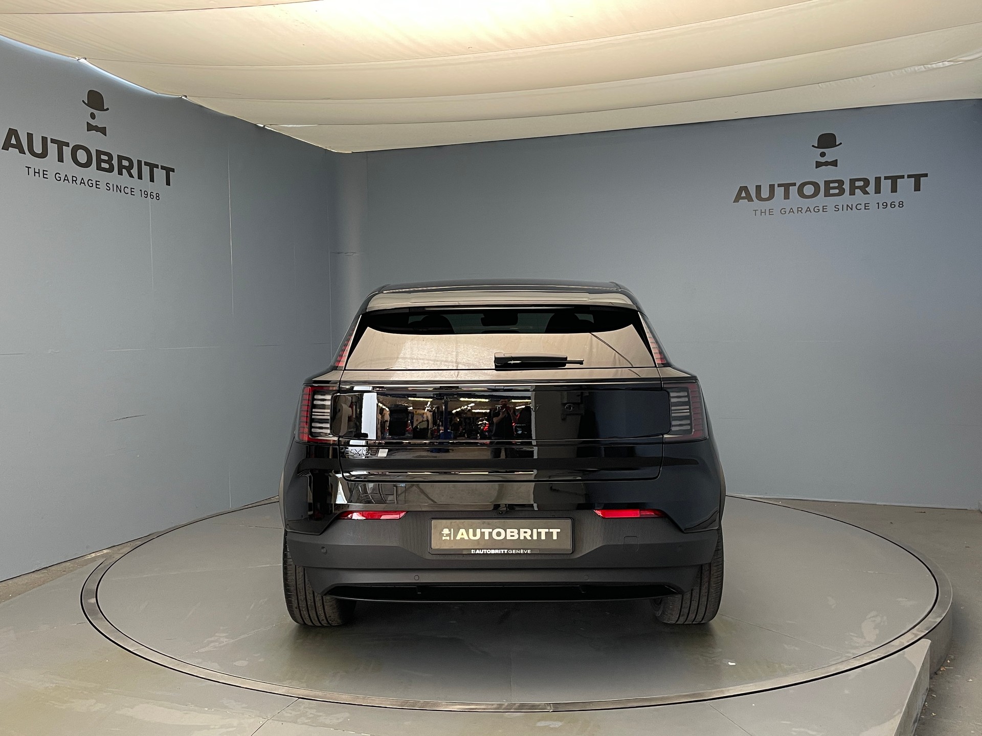 VOLVO EX30 E60 Plus Swiss Black Edition-showroom-element-1