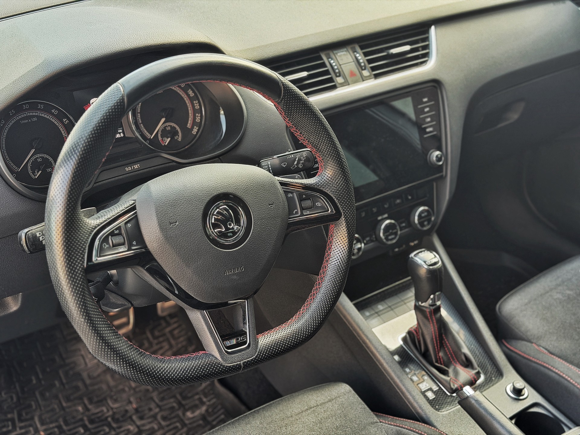 SKODA Octavia Combi 2.0 TDI RS 4x4 DSG-image-13