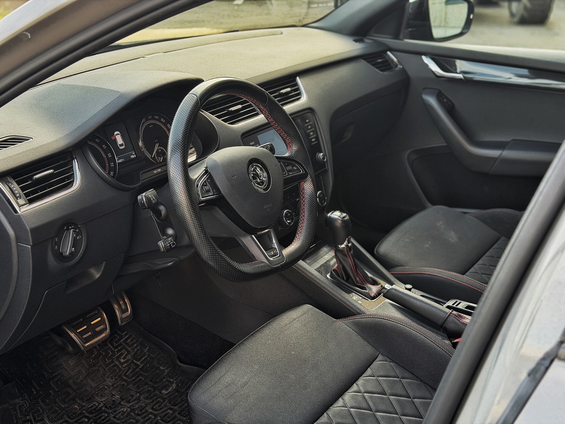 SKODA Octavia Combi 2.0 TDI RS 4x4 DSG-image-10