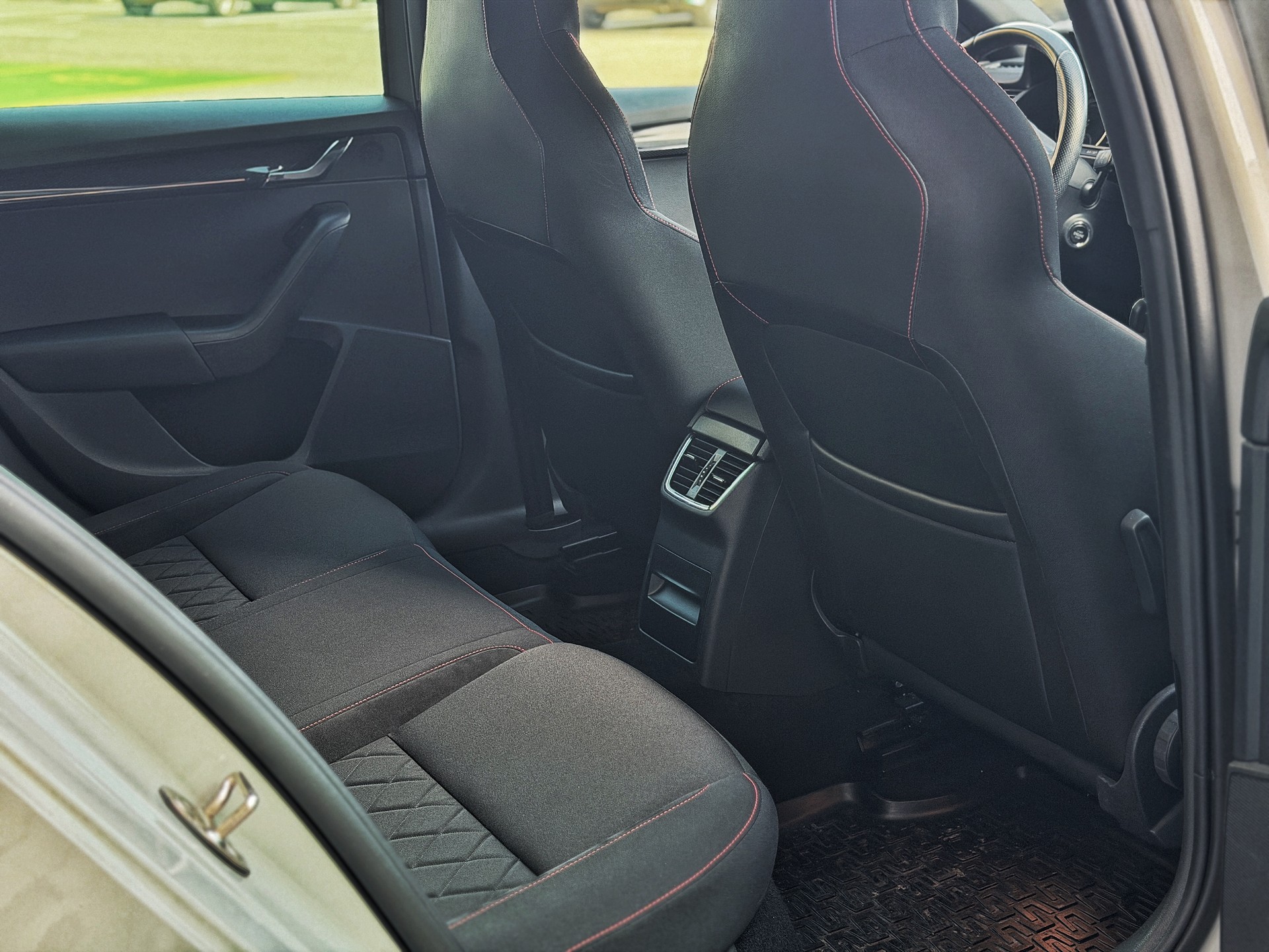SKODA Octavia Combi 2.0 TDI RS 4x4 DSG-image-21