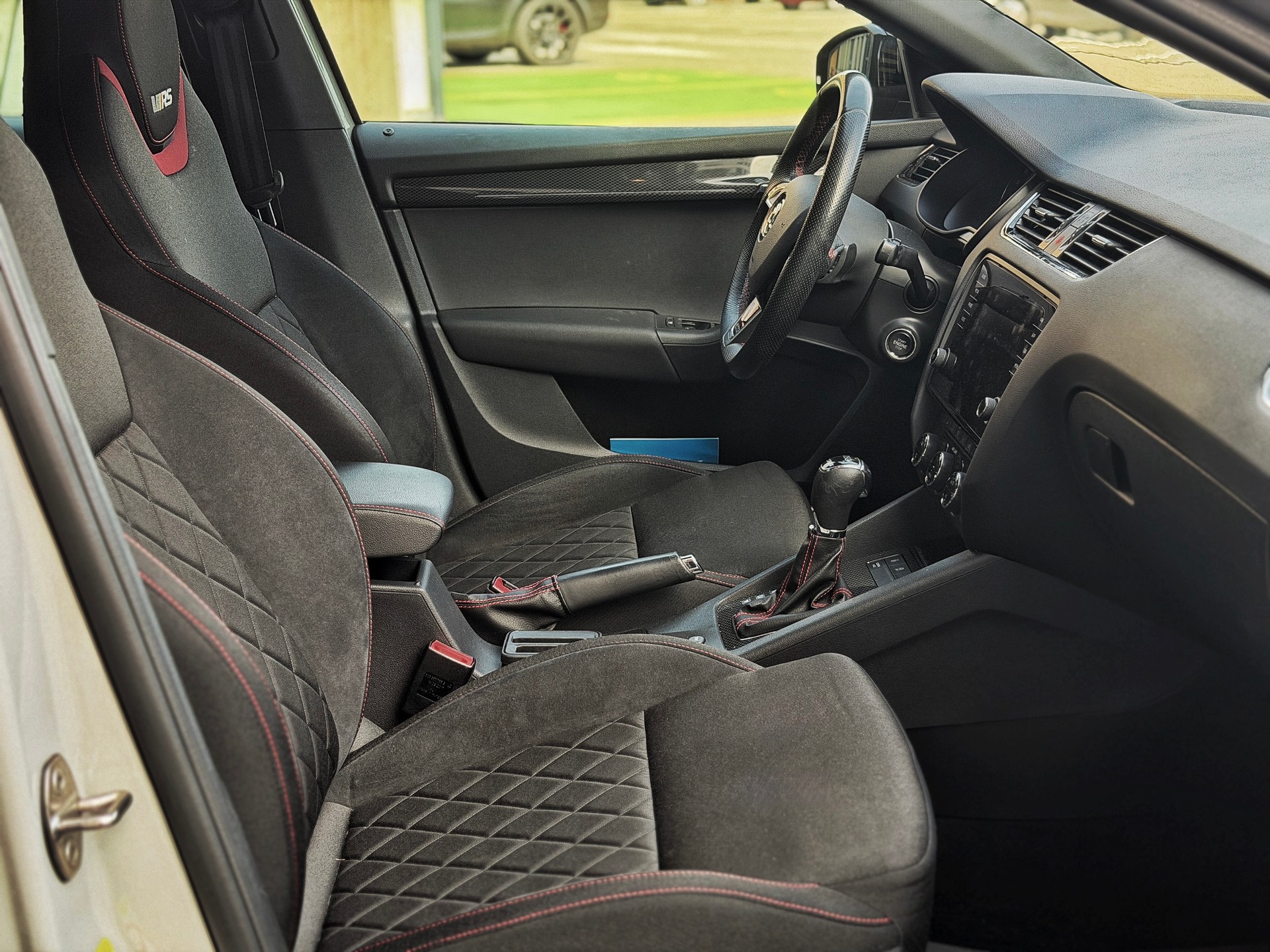 SKODA Octavia Combi 2.0 TDI RS 4x4 DSG-image-23