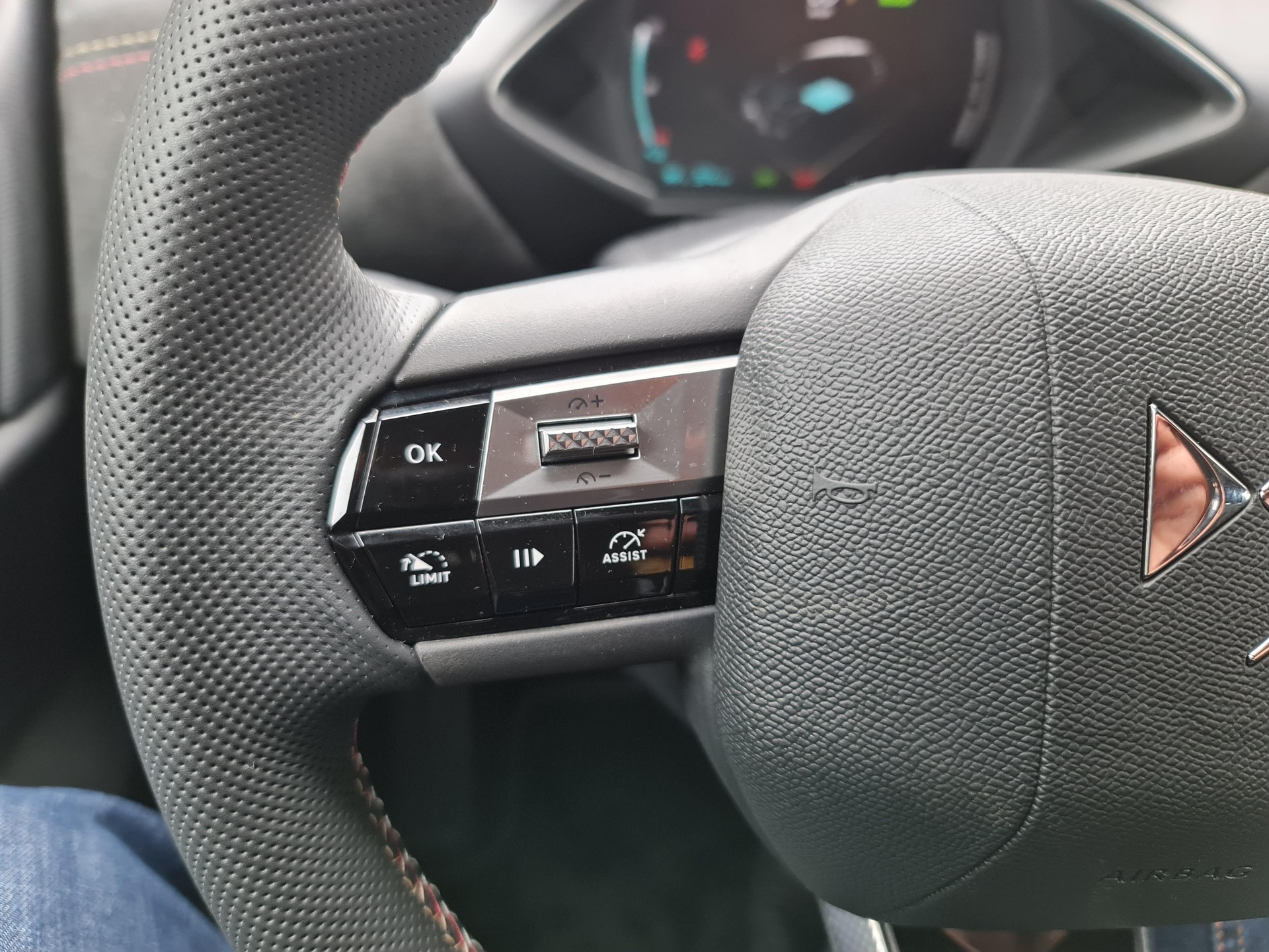 DS AUTOMOBILES 3 Crossback E-Tense Ligne Noire-image-19