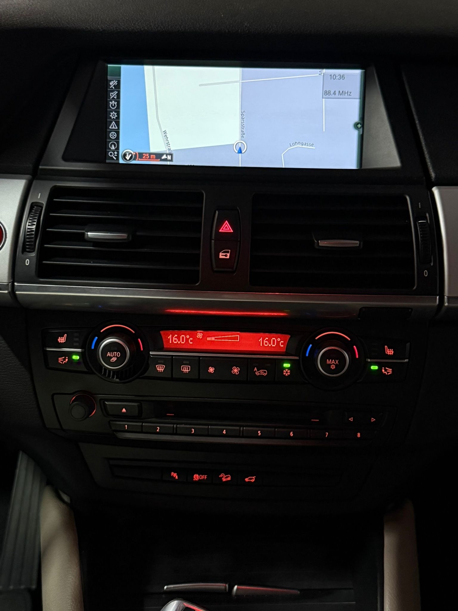 BMW X6 xDrive 40d Steptronic / Wunderschöne Konfiguration-image-17