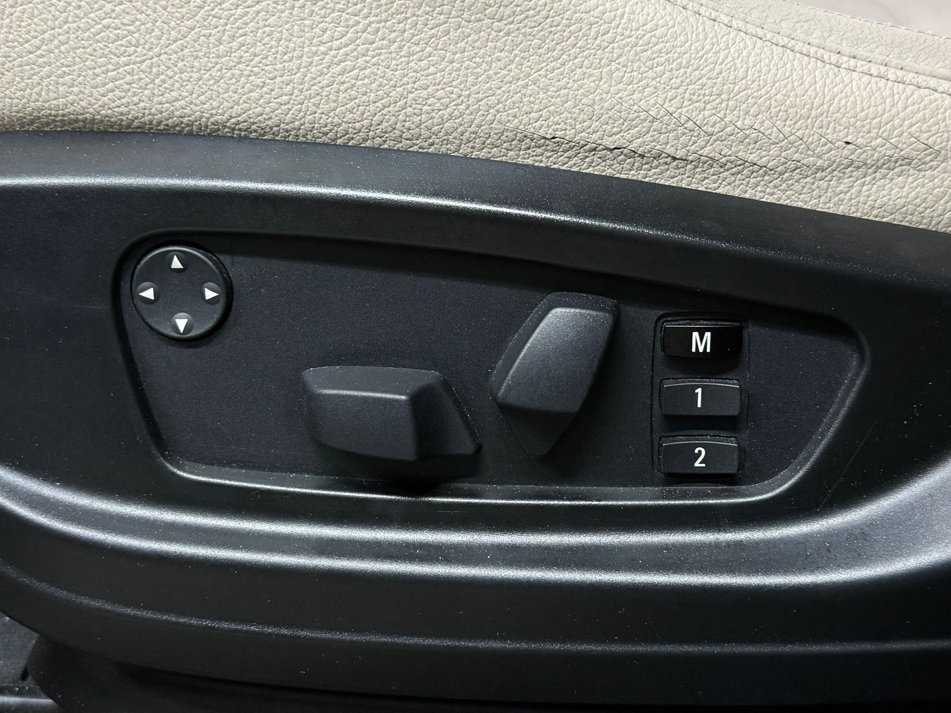 BMW X6 xDrive 40d Steptronic / Wunderschöne Konfiguration-image-12