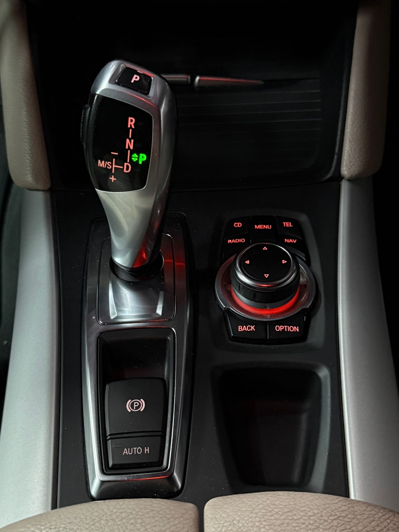 BMW X6 xDrive 40d Steptronic / Wunderschöne Konfiguration-image-18