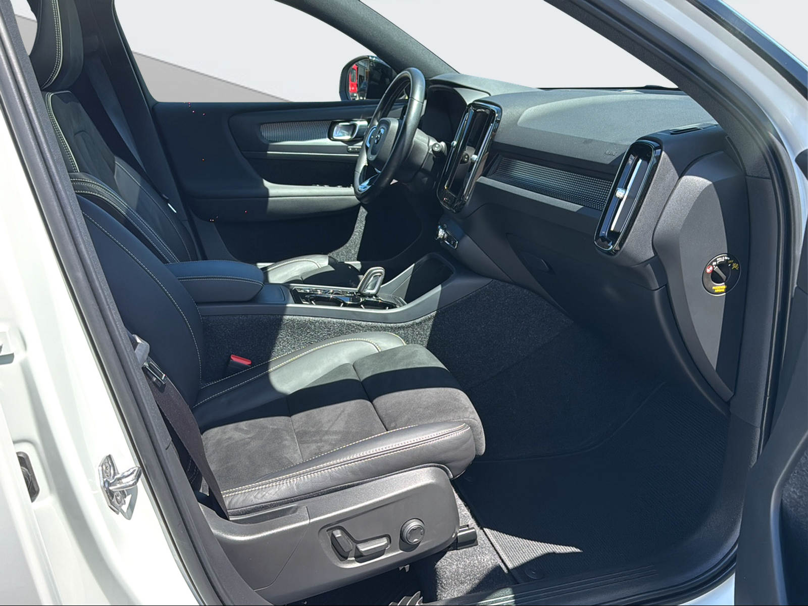 VOLVO XC40 2.0 B5 MH R-Design AWD-image-14