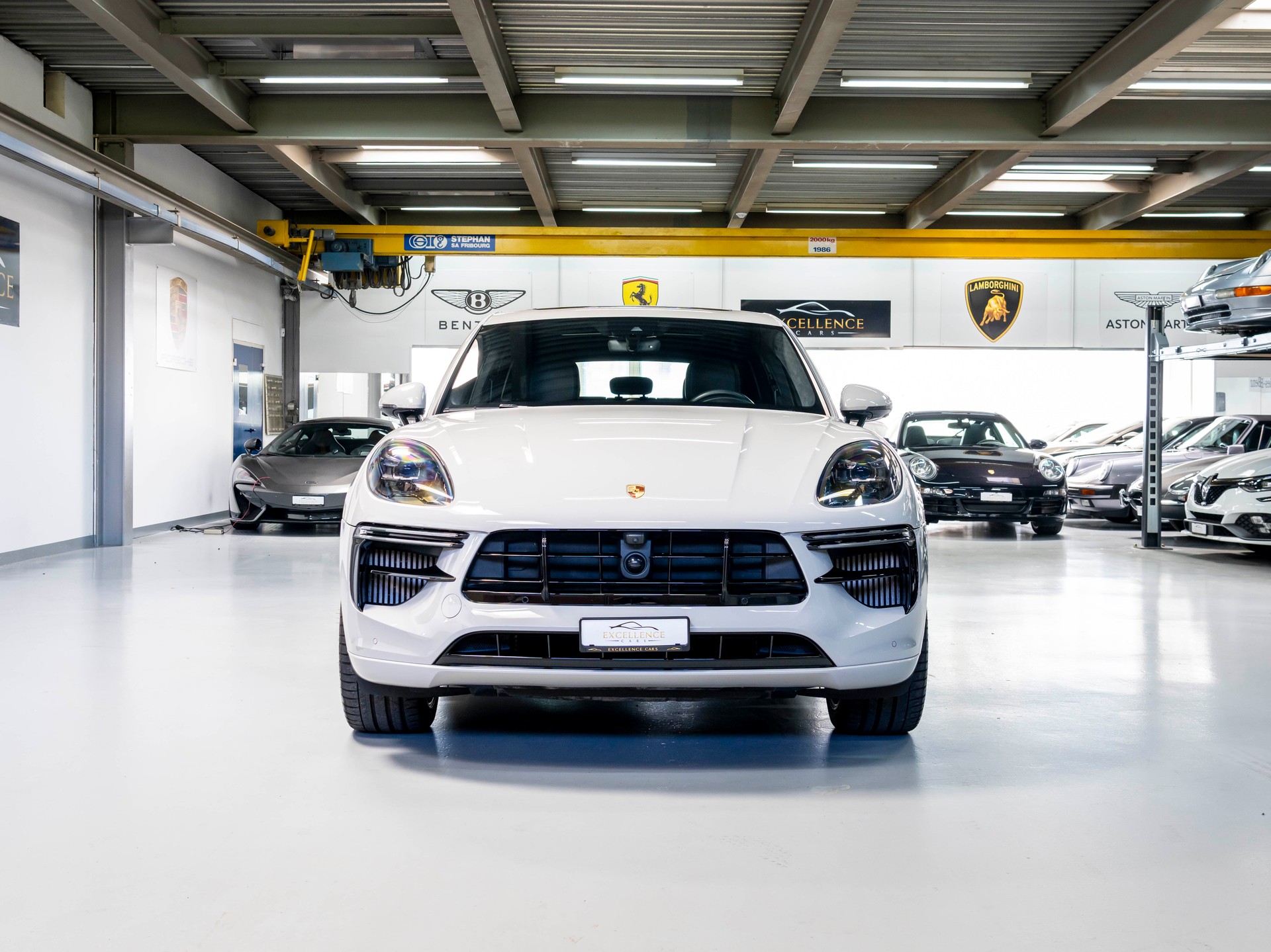 PORSCHE Macan Turbo PDK-showroom-element-1