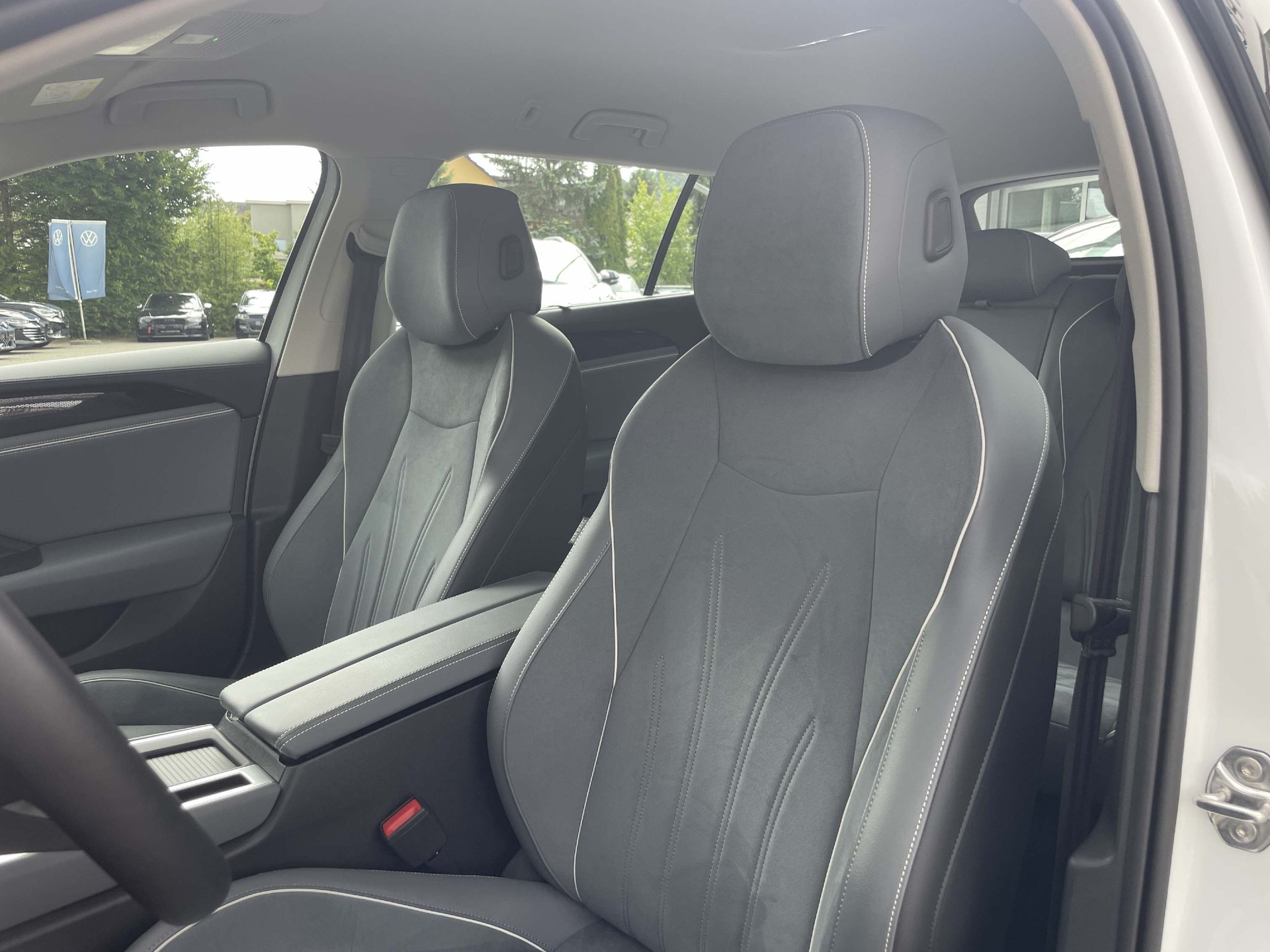 VW Passat Variant 2.0 TDI Business DSG-image-7