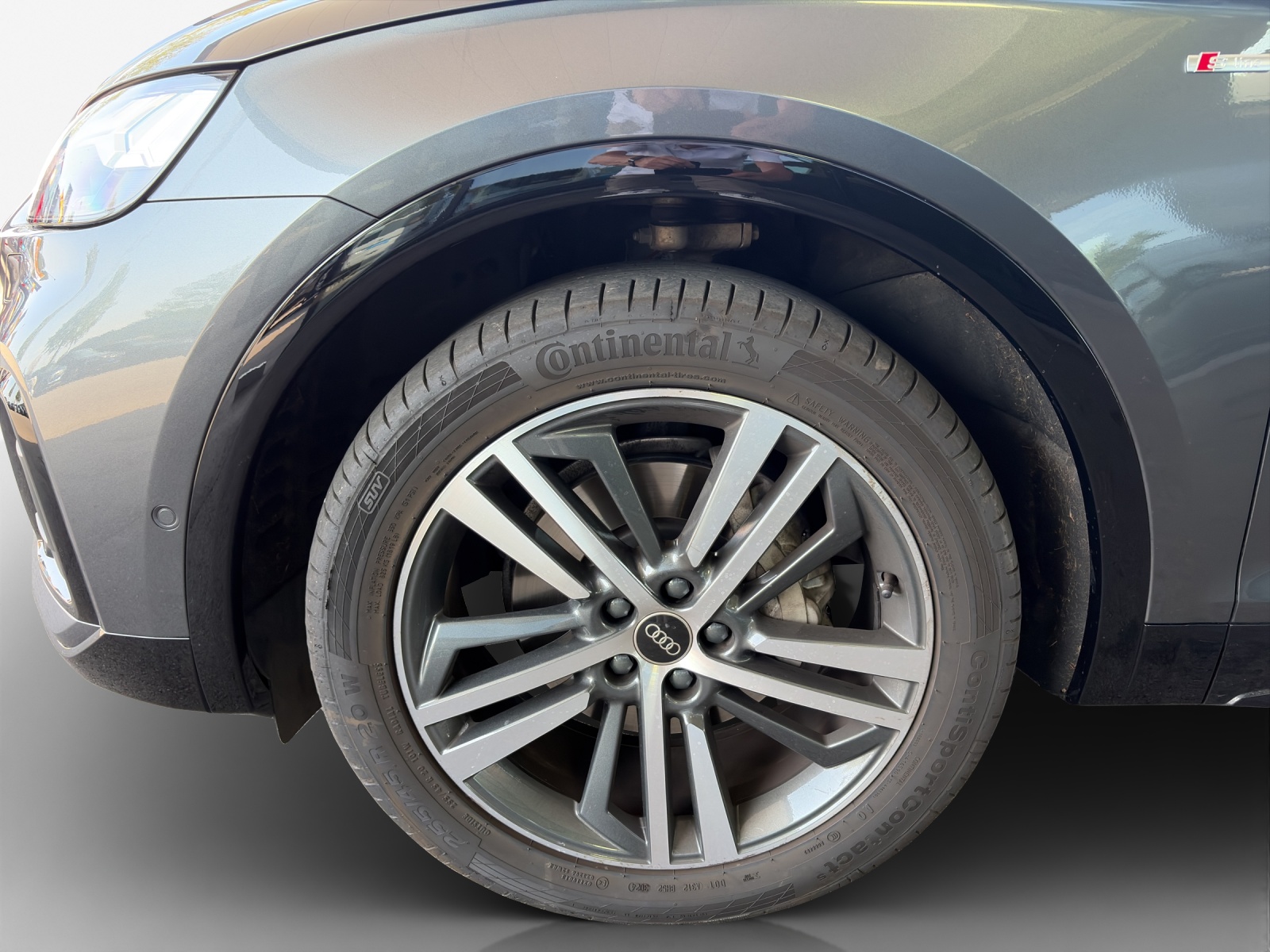 AUDI Q5 40 TDI Black Edition quattro S-tronic-image-13