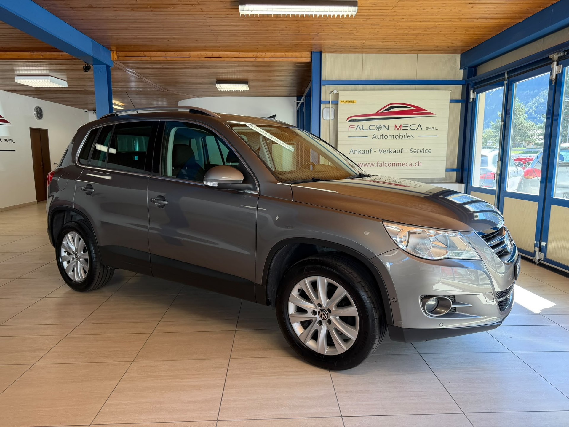 VW Tiguan 2.0 TSI Track&Field Tiptronic-showroom-element-1