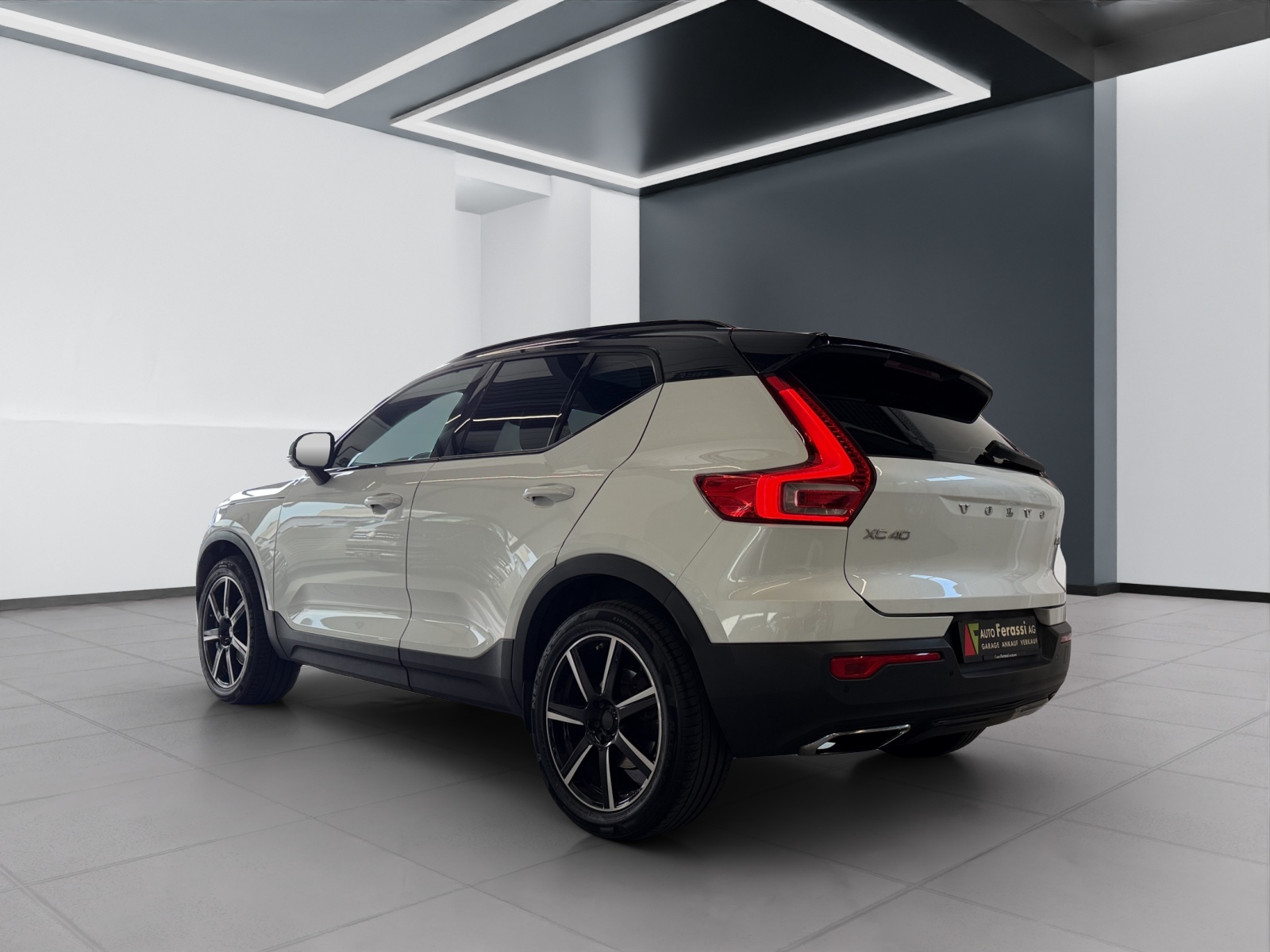 VOLVO XC40 D4 AWD R-Design Geartronic-showroom-element-3