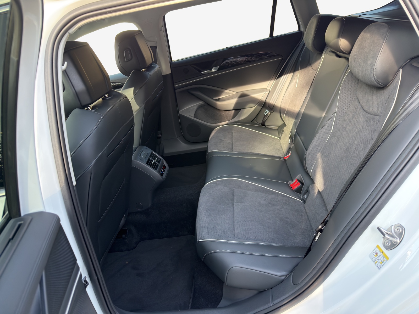 VW Passat Variant 2.0 TDI evo Business DSG-image-11
